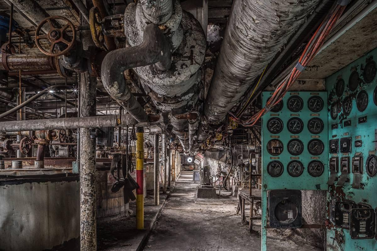 Color Photograph di Paul Raphaelson - Tubi e manometri