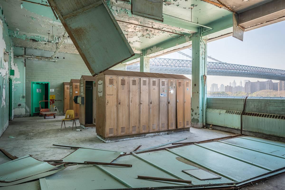 Color Photograph di Paul Raphaelson - "Armadietti della casa dei pacchi" Raffineria di zucchero Domino, Williamsburg, Brooklyn, New York