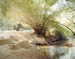 Boy Gathering Sand From the River Bank (Un garçon ramassant du sable de la rivière)