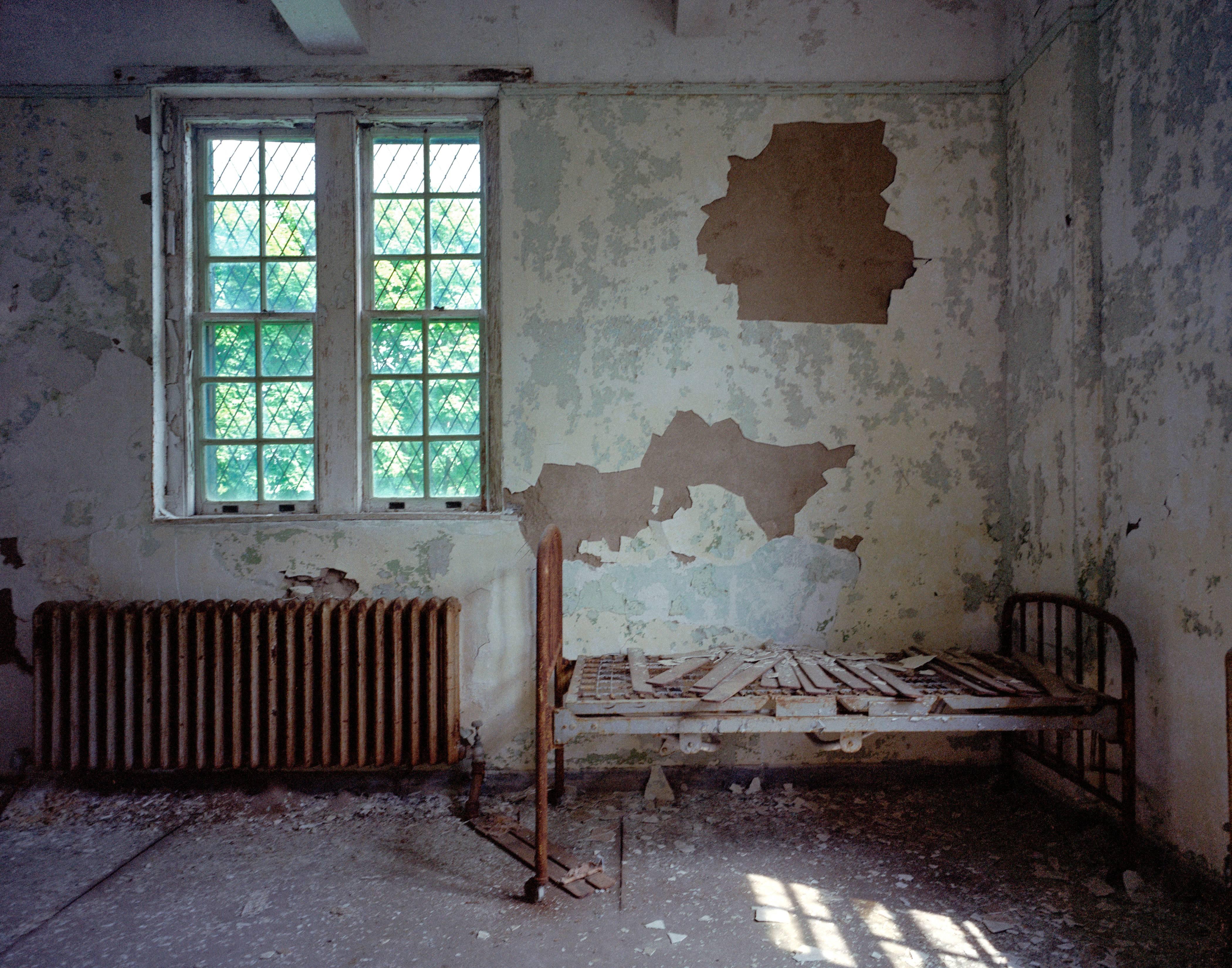 Color Photograph de Phillip Buehler - Ventana de la cama
