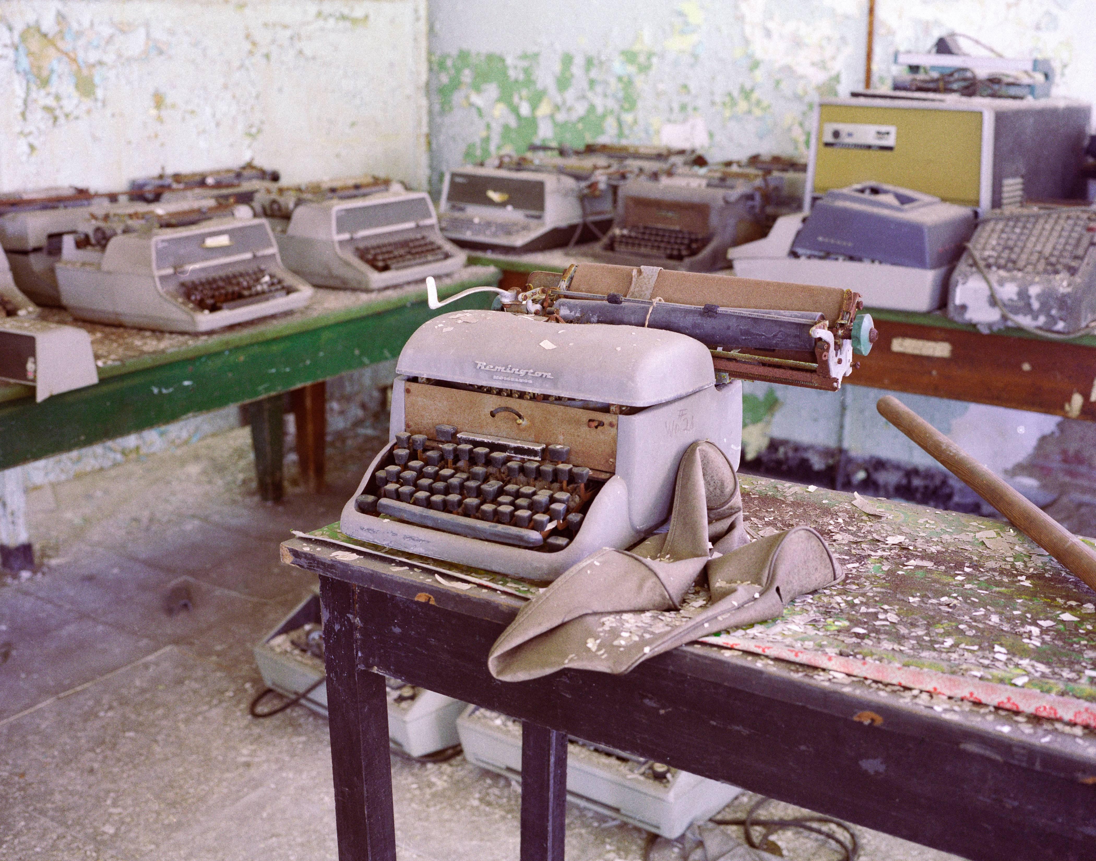 Phillip Buehler Color Photograph – Schreibmaschine