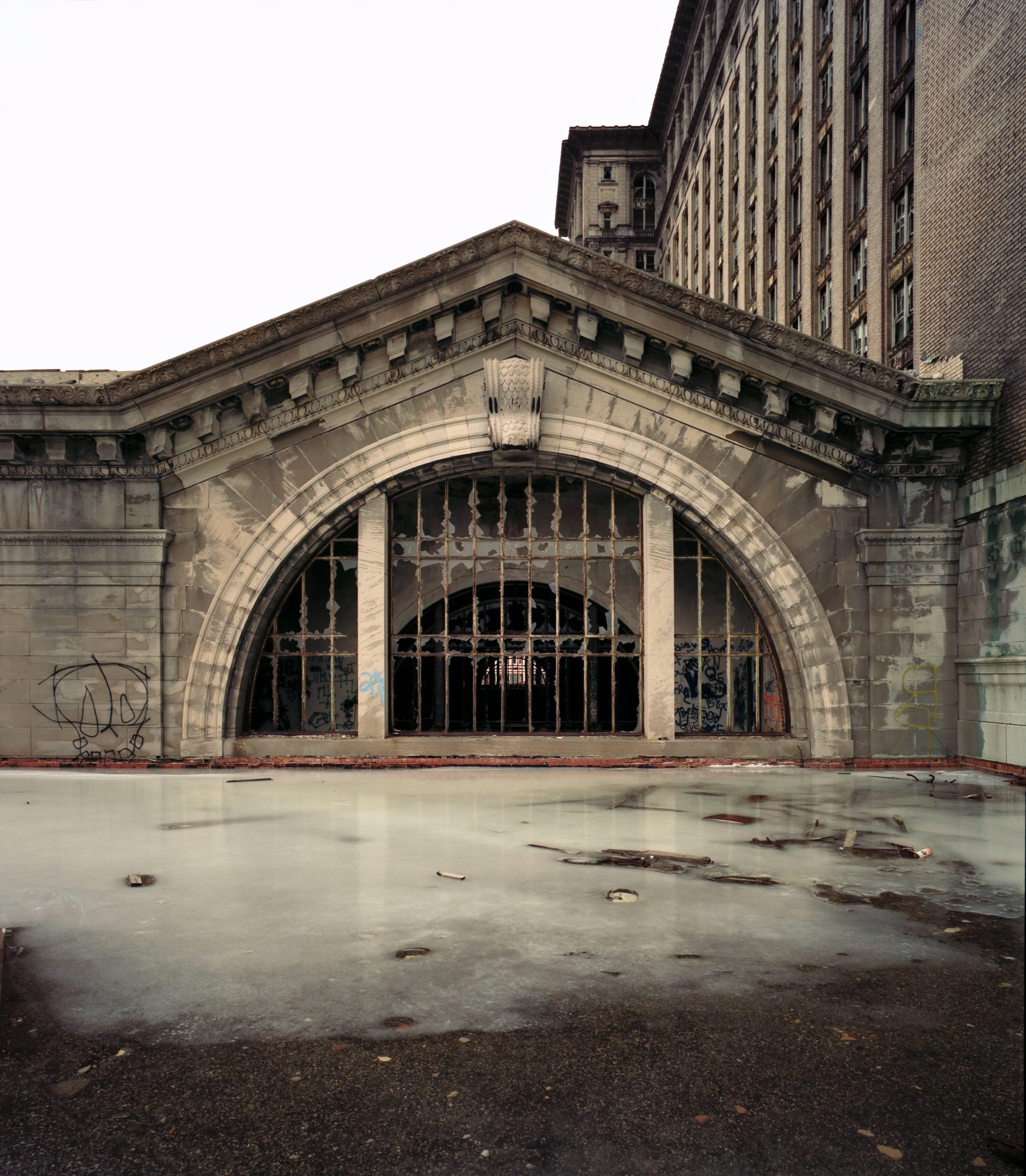 Color Photograph Sean Hemmerle - Station centrale du Michigan, Dtroit