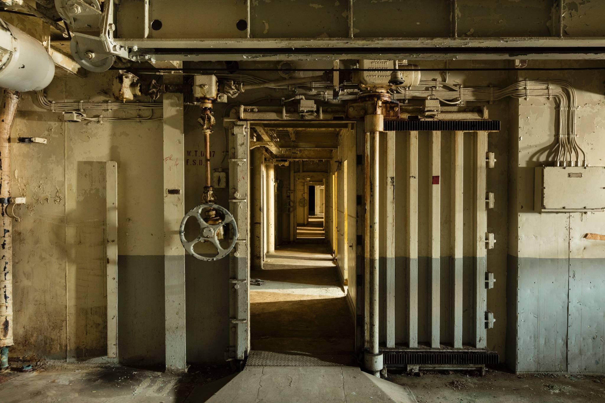 Figurative Photograph Stephen Mallon - Quarters de comptoir du personnel