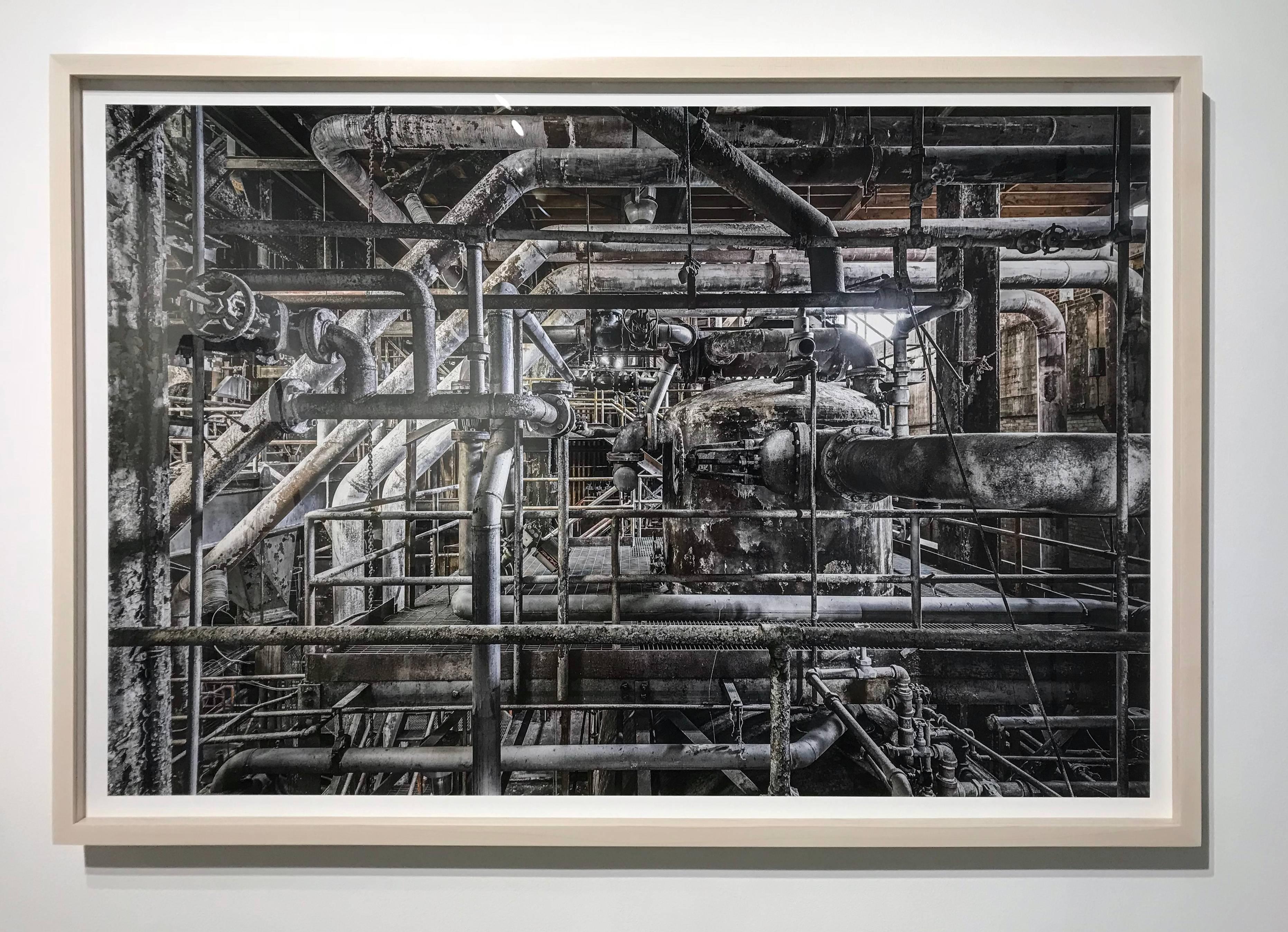 „Boiler Pipes“ (Domino Sugar – Williamsburg, Brooklyn) gerahmt und montiert – Photograph von Paul Raphaelson