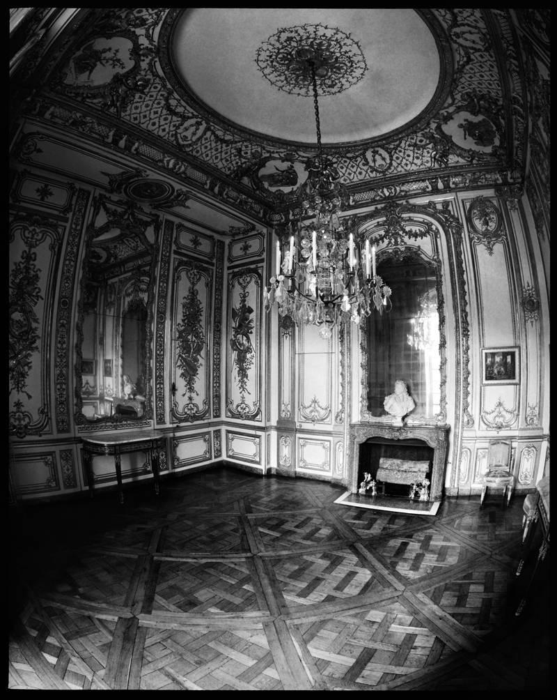 Francois Dischinger
Versailles Parlor
archival black and white silver fiber print mounted to dibond and framed in lacquer wood
20 x 16 inches, 20.75 x 16.75 inches framed
edition of 15 with 6 APs
signed and numbered