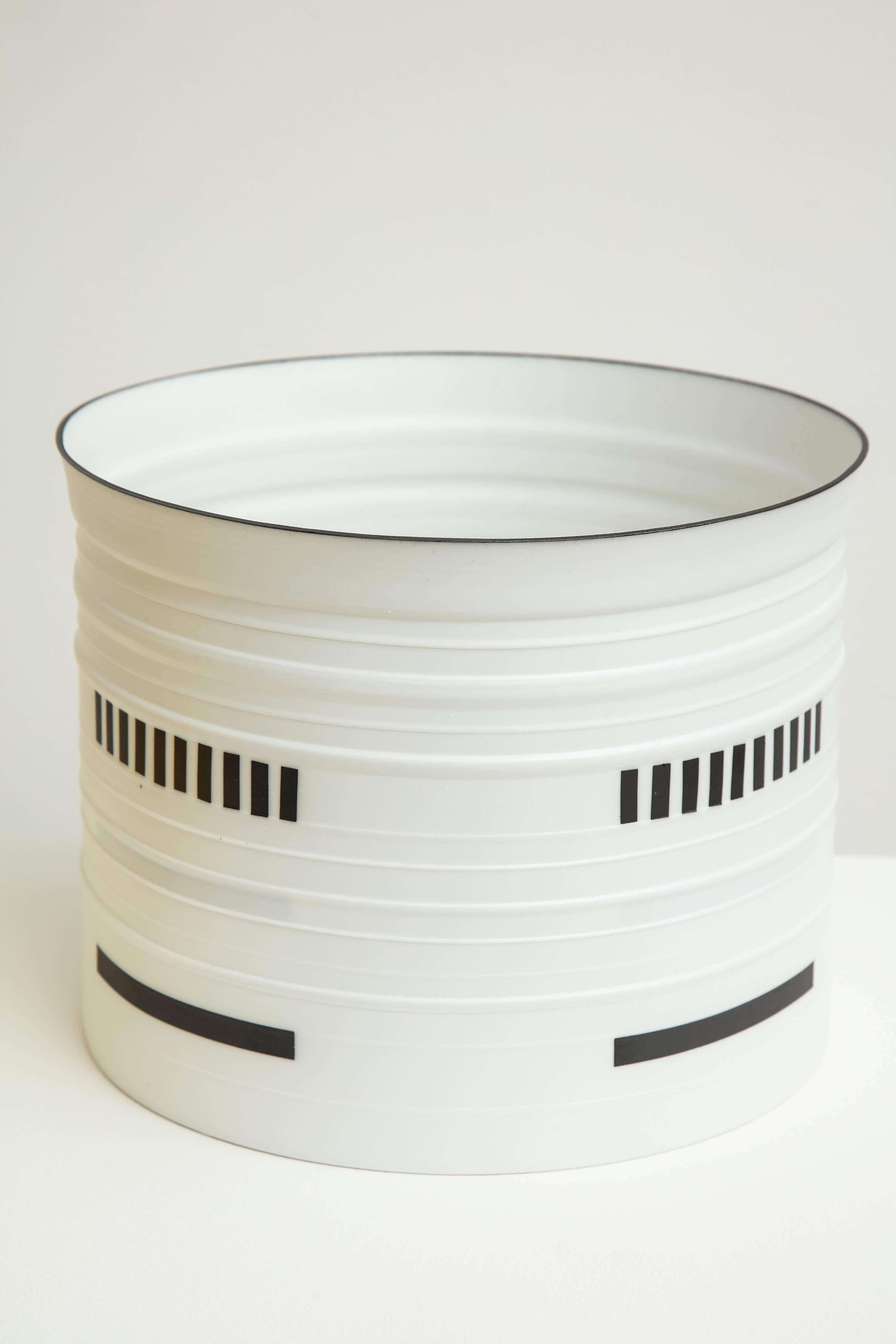 Bodil Manz: schwarzes und weißes Porzellangefäß, hergestellt in Dänemark