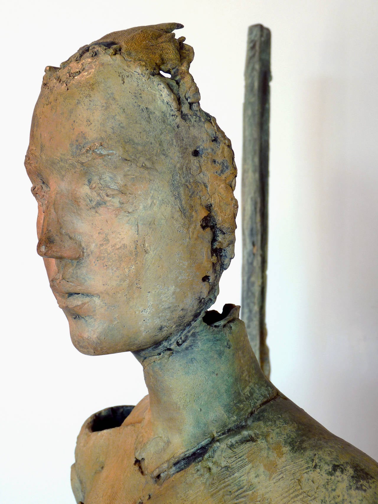 e Stepper II - Or Figurative Sculpture par Judith Stewart