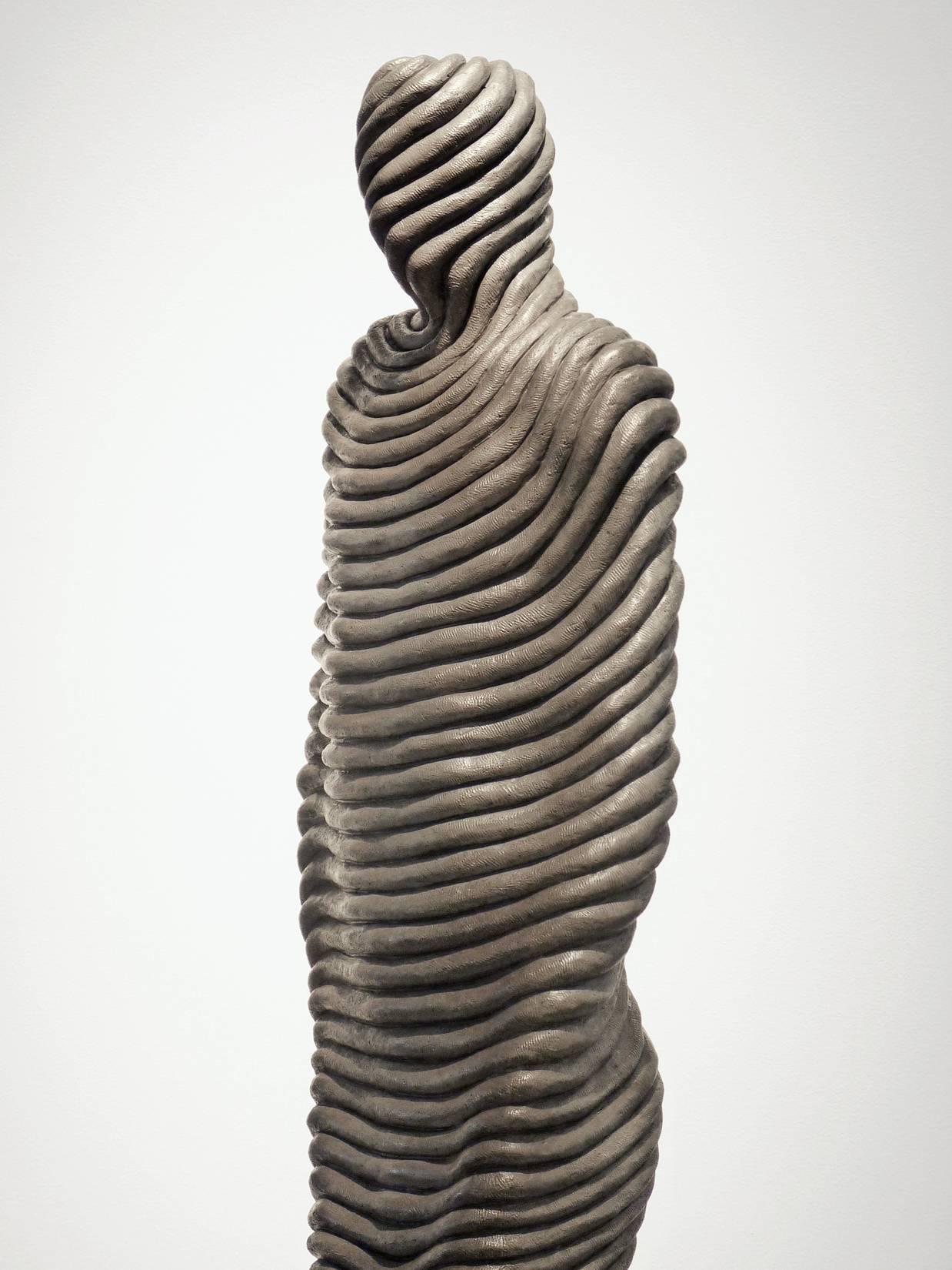 Bobine - Or Figurative Sculpture par Emil Alzamora