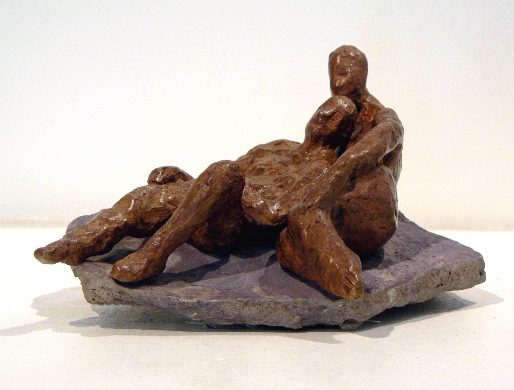 Repose - scultura figurativa in bronzo su pietra dell'artista newyorkese Noa Bornstein in vendita 1