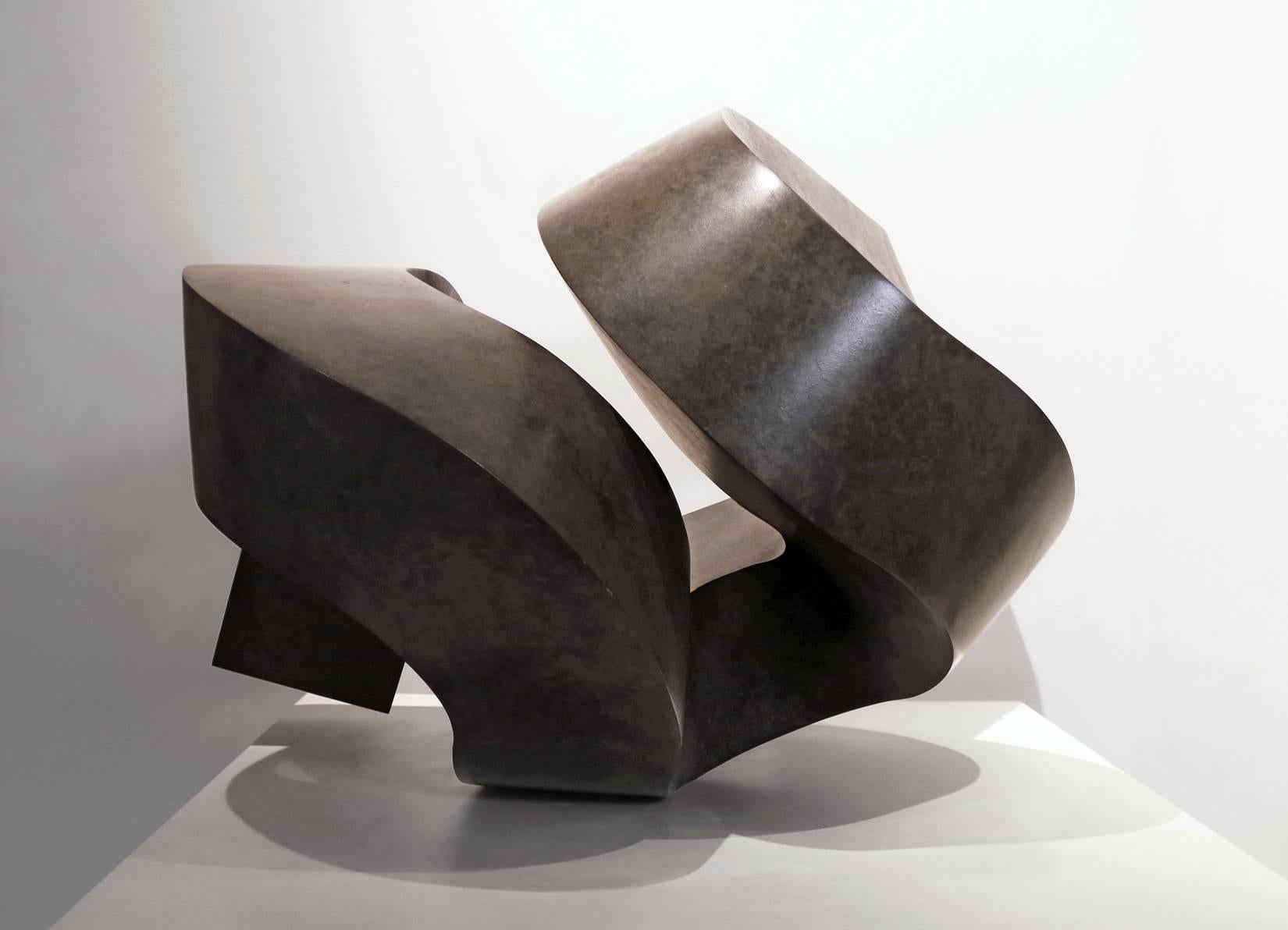 FROLIC ist eine abstrakte Sockelskulptur aus fabrizierter Bronze:: die mit Clement Meadmores „Signature Grey“-Patina veredelt ist. Es ist das zweite Artist's Proof in einer Auflage von 4 plus 2 Artist's Proofs. Die Skulptur ist am unteren Rand