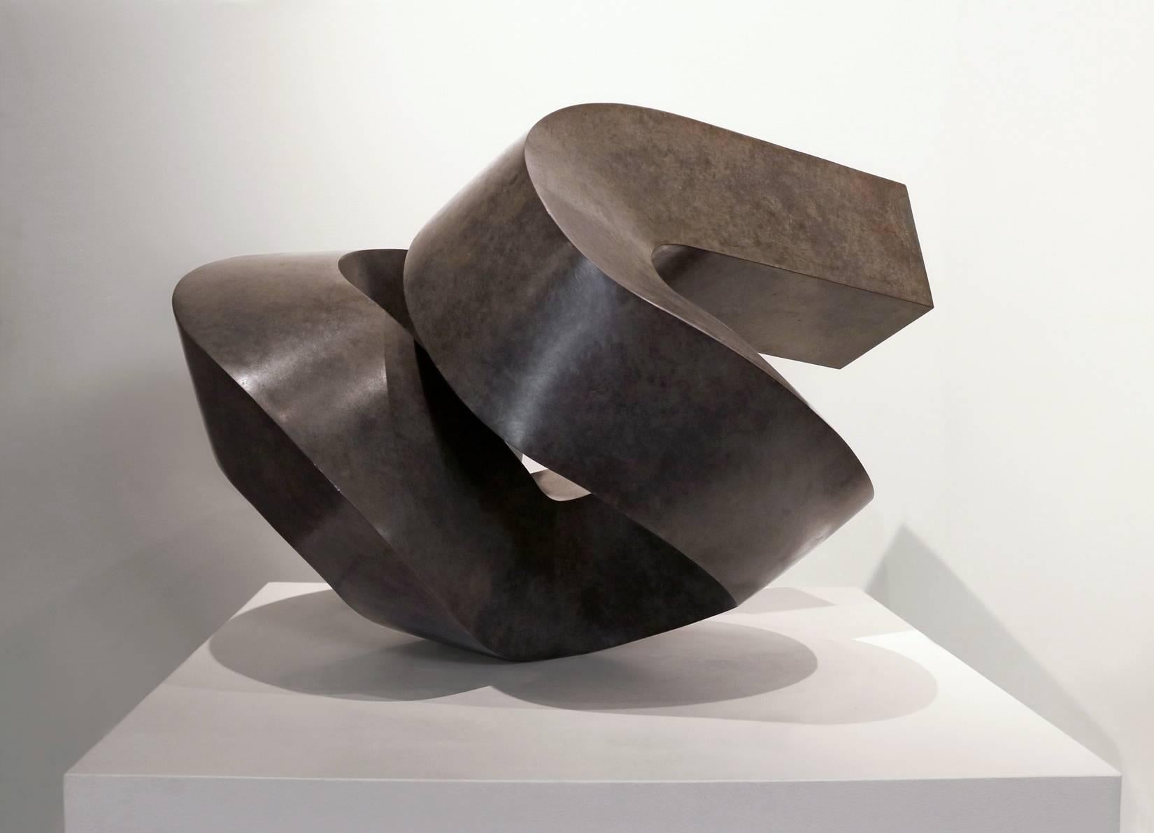 Scherz (Gold), Abstract Sculpture, von Clement Meadmore