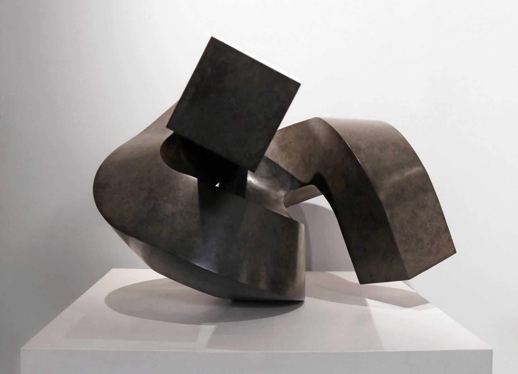 Scherz – Sculpture von Clement Meadmore