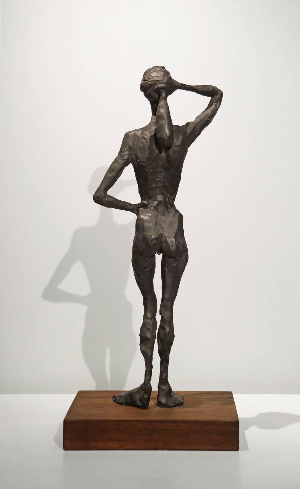 Pamela debout - Marron Figurative Sculpture par Curt Brill