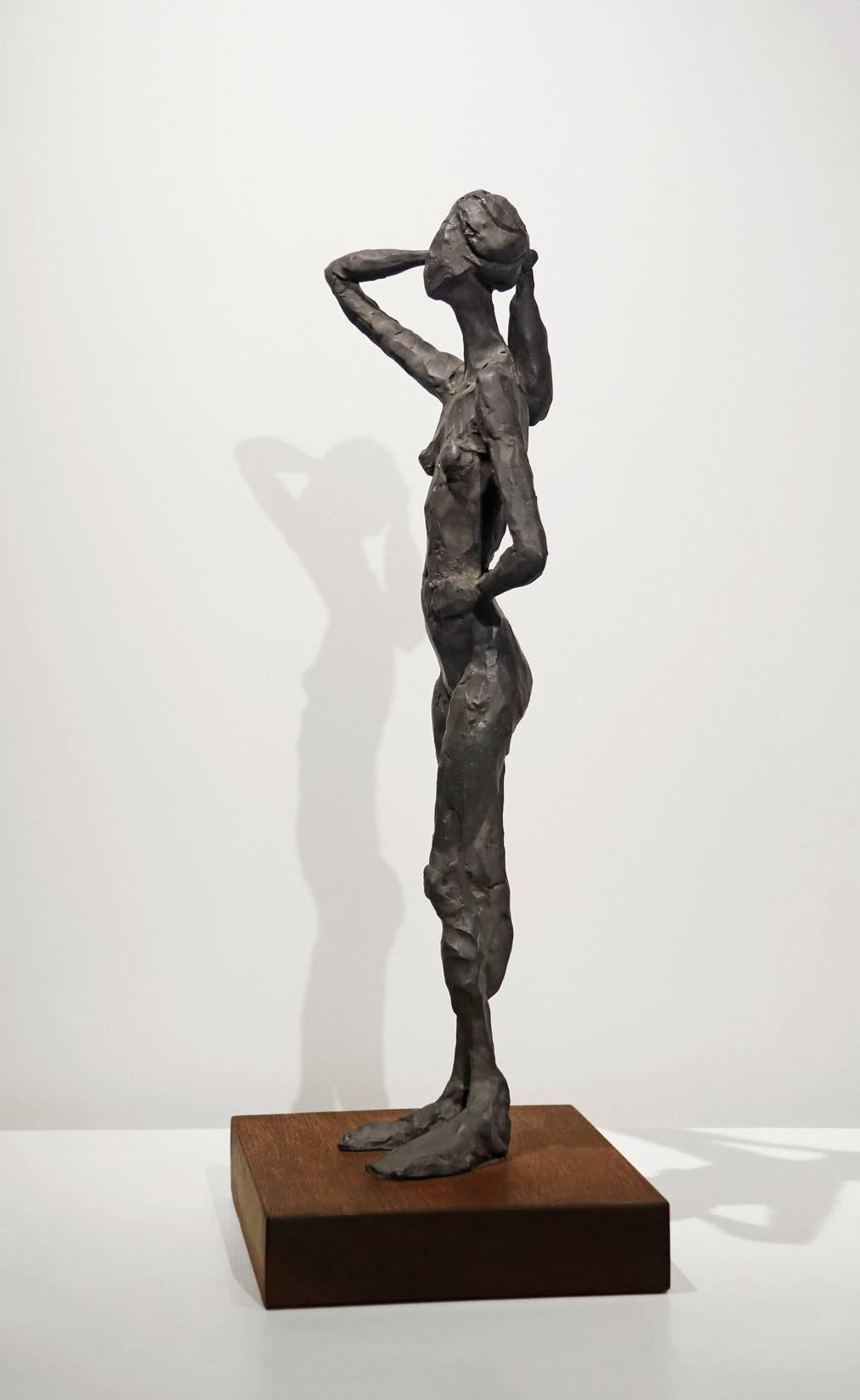 Pamela debout - Contemporain Sculpture par Curt Brill