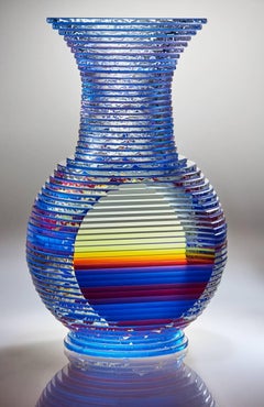 2 Ansichten von blauen / roten Farbbewegungen, massive Vase in Middy-Form