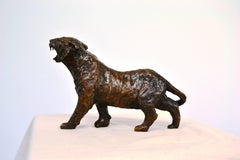 Tiger Tiger - sculpture contemporaine en bronze d'un animal tigré 