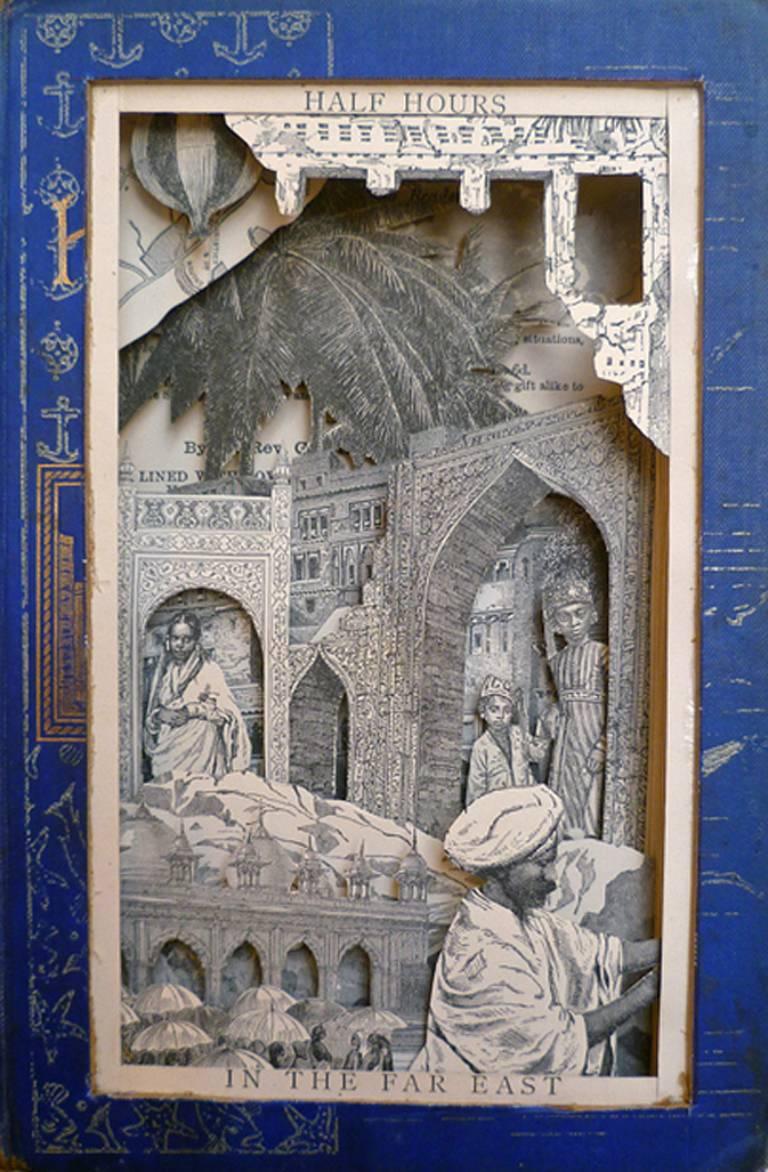 Half Hours in the Far East - gerahmtes und glasiertes blaues Bildhauerbuch in Mischtechnik in Mischtechnik (Zeitgenössisch), Mixed Media Art, von Adele Moreau