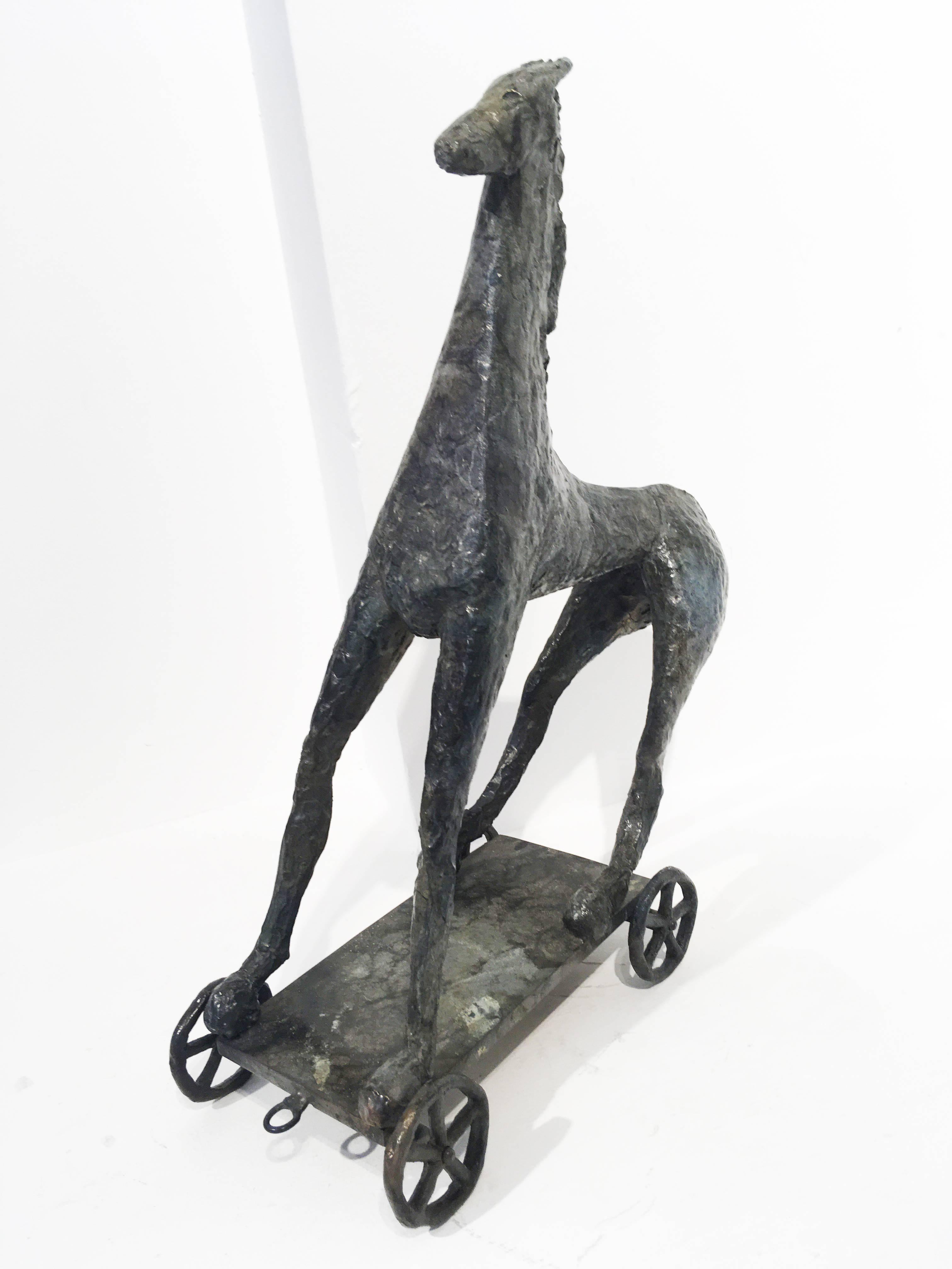 Sculpture contemporaine en bronze représentant un cheval figuratif de style Défault grec  - Or Figurative Sculpture par Sara Ingleby-Mackenzie