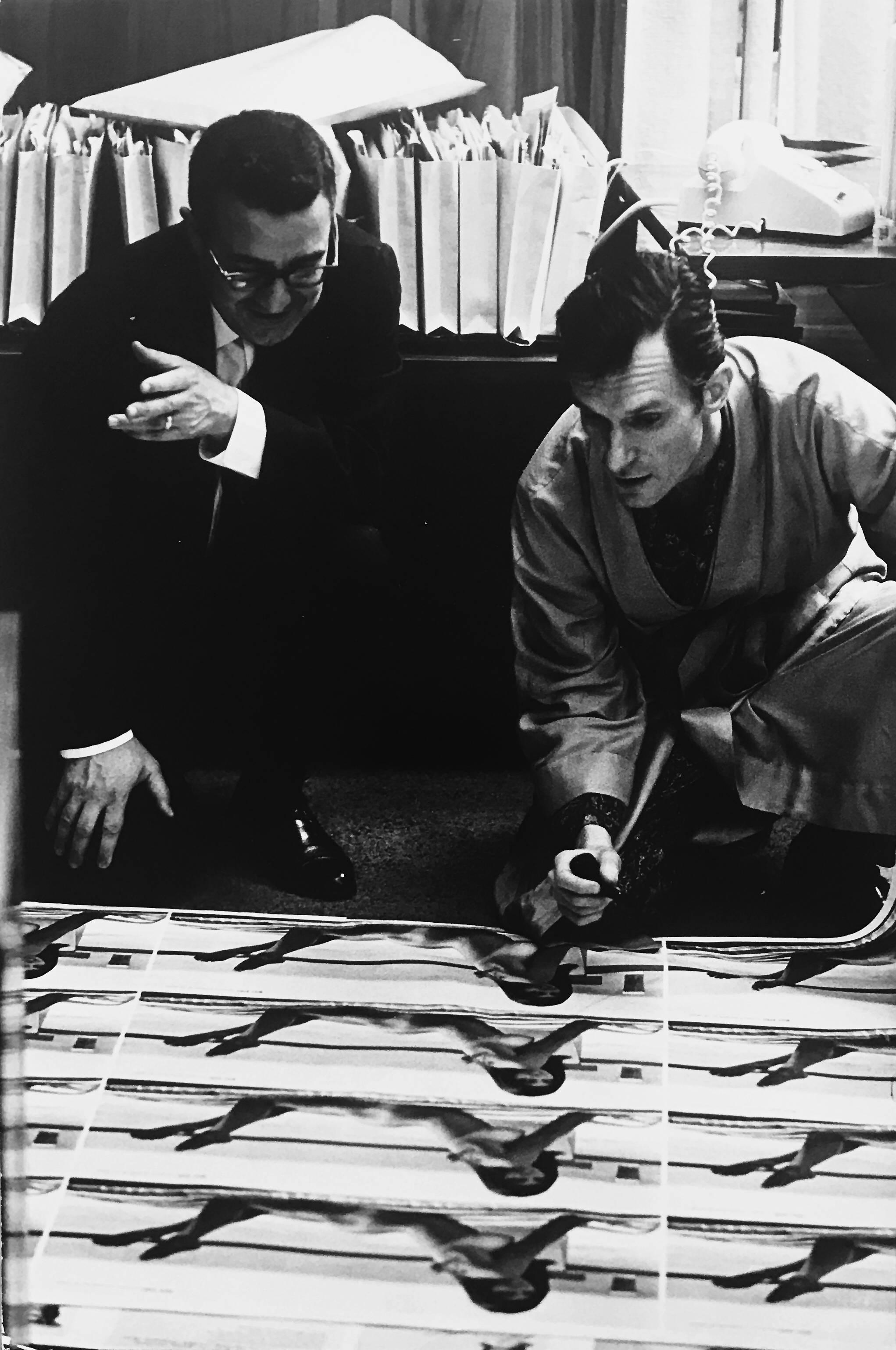 A  Photographie vintage en noir et blanc 12" x 8" du rédacteur en chef Hughes Hefner vérifiant les épreuves pour le magazine Playboy, 1966 par Burt Glinn. Une photo historique de Hefner - avec des annotations et des timbres au verso (dos de la
