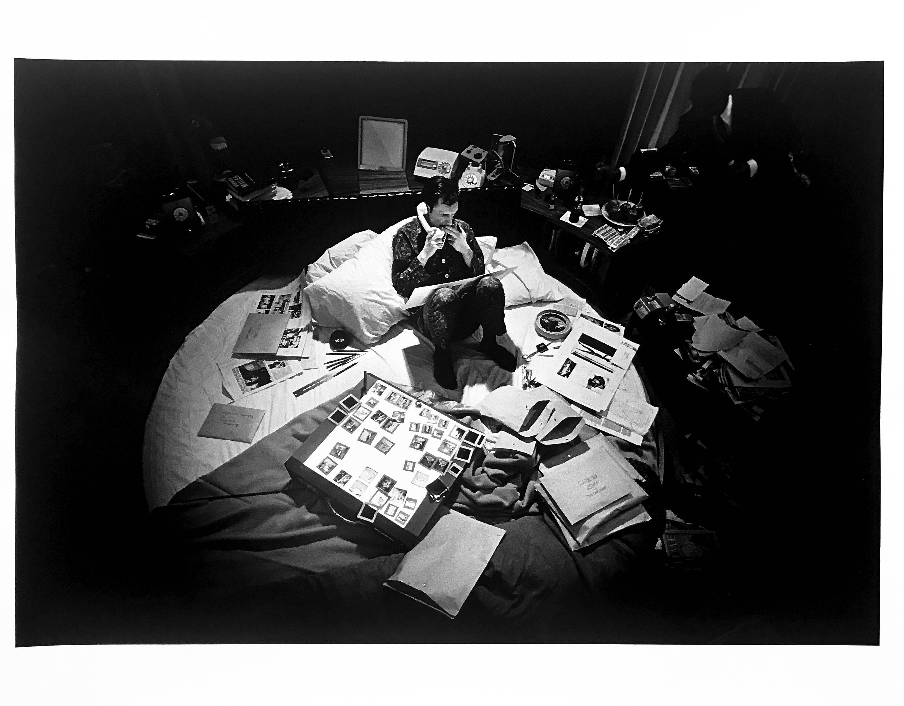 Hugh Hefner im Playboy-Mansion, Schwarz-Weiß-Fotografie 1960er Jahre