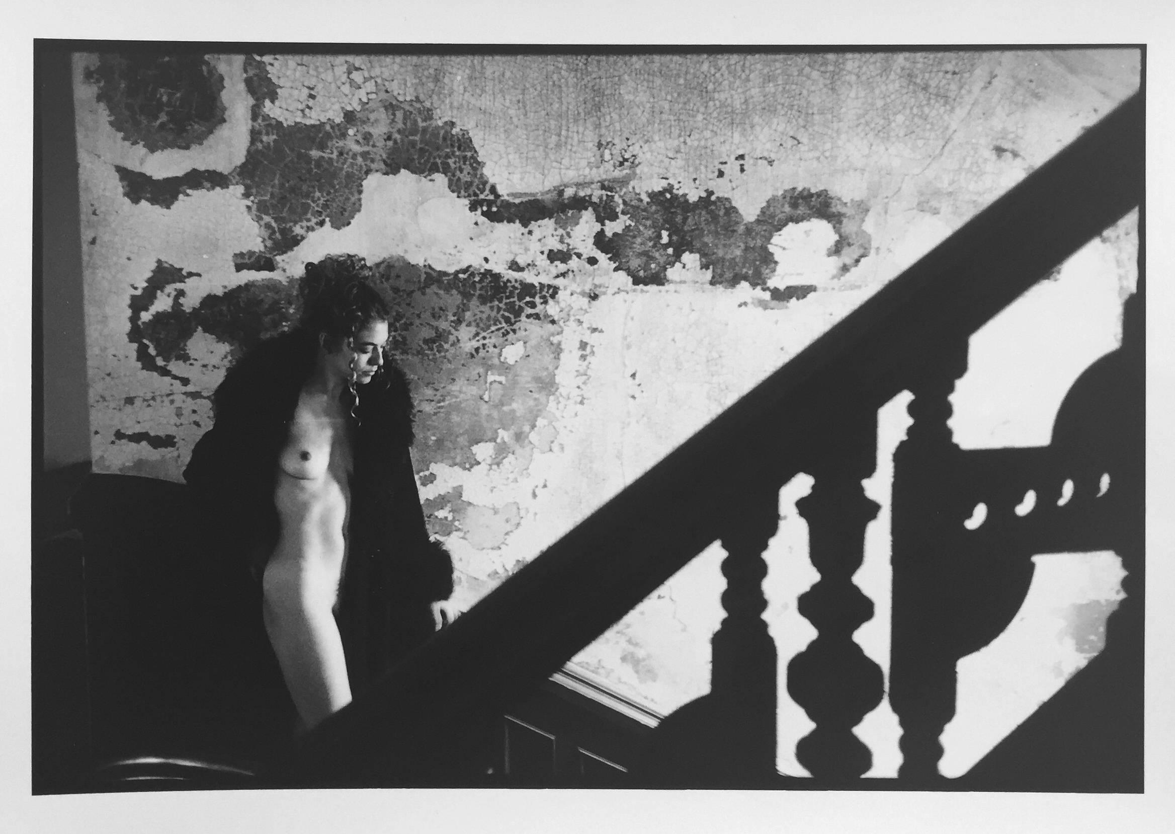 Kate nº 16, 2002 es una fotografía vintage en blanco y negro de 8" x 10" de la serie "Kate". La modelo Kate sigue siendo cómplice a la hora de hacer y definir poses dramáticas para Freed. La fotografía es a la vez estética y temperamental, y Freed