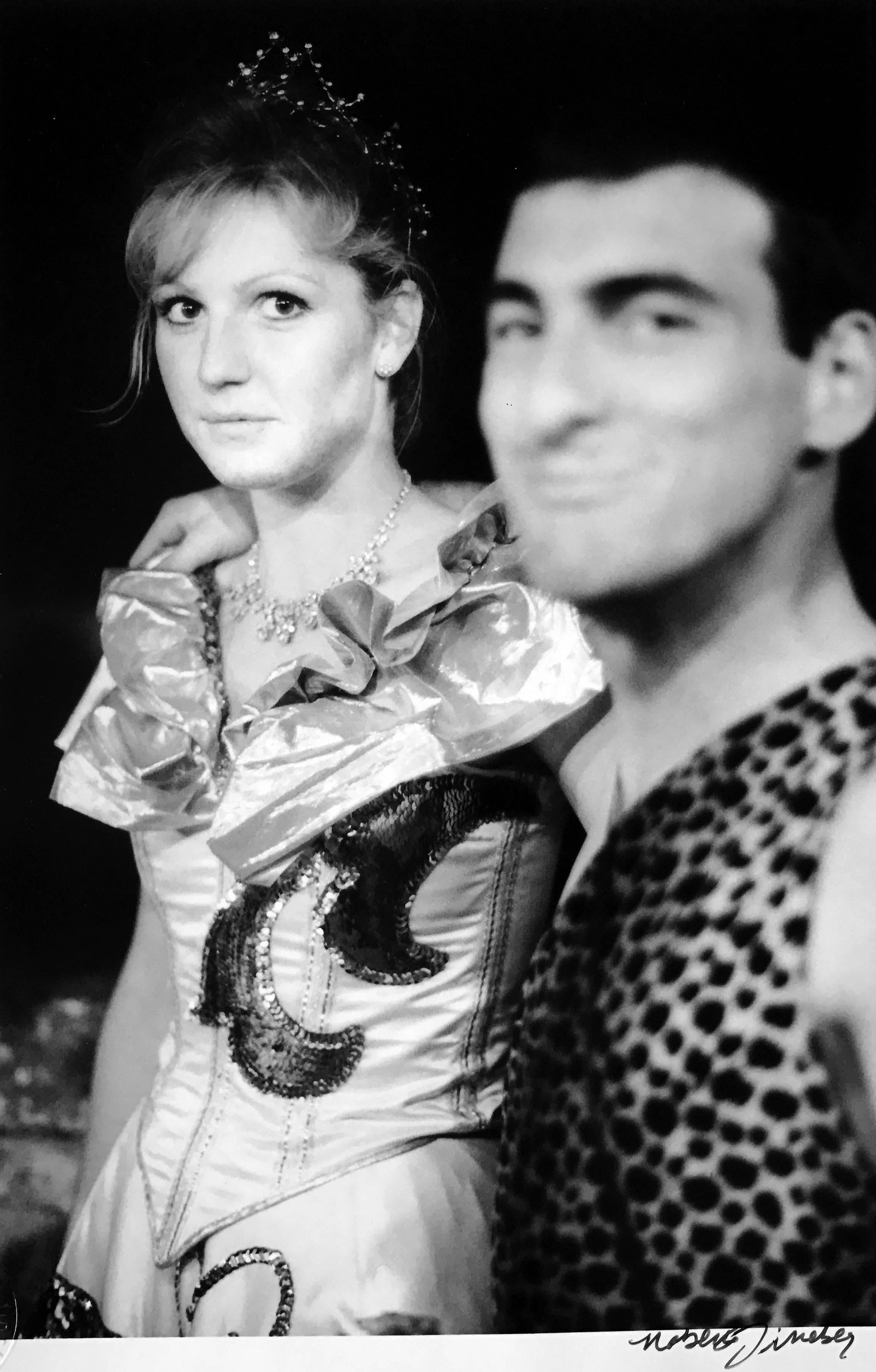 Roberta Fineberg Black and White Photograph – Maskenball, Frankreich, Klassische Schwarz-Weiß-Fotografie, Porträt eines Paares