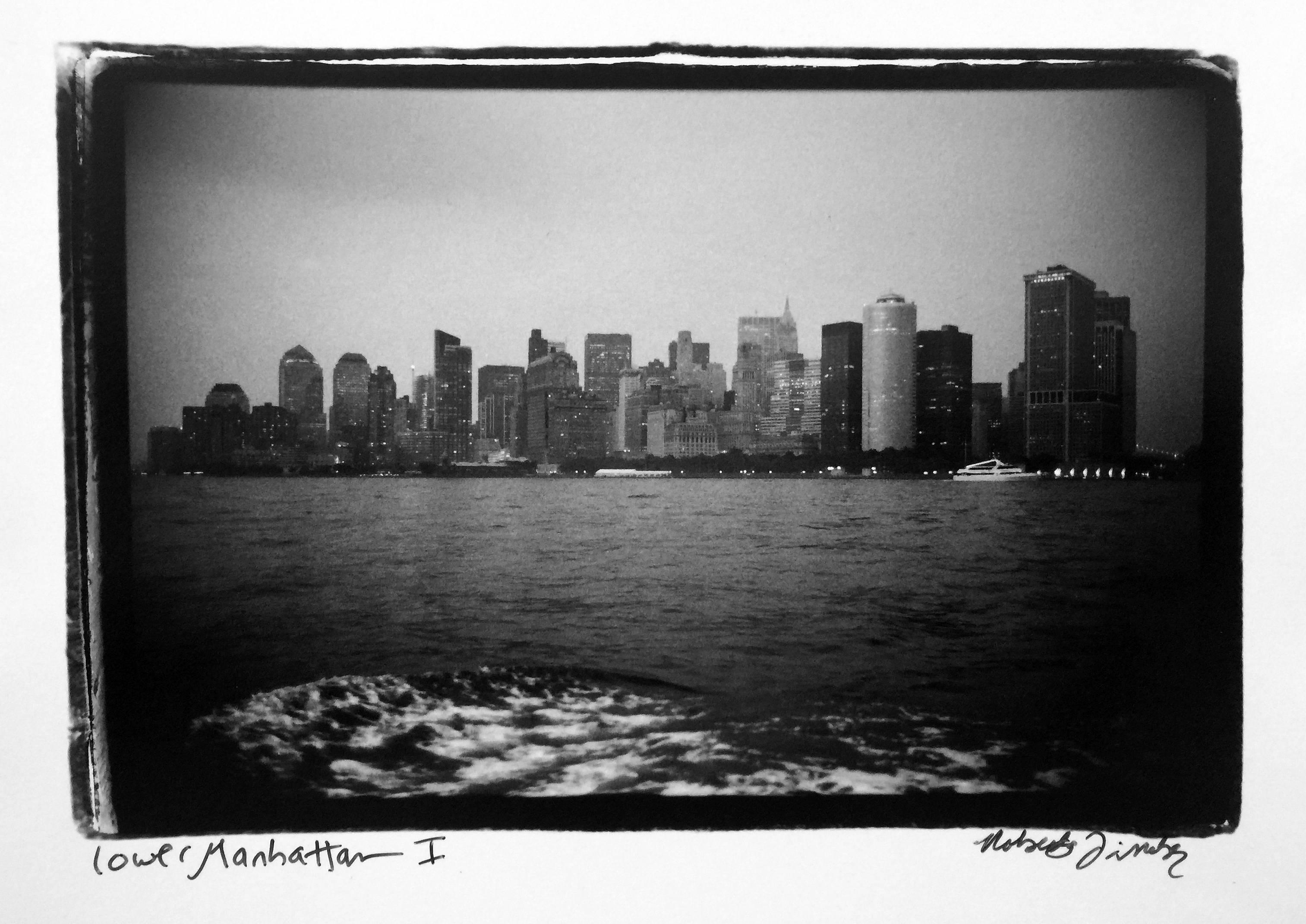 Roberta Fineberg Black and White Photograph –  Lower Manhattan I, New York City, Fotografie der Skyline und der Wasserfront