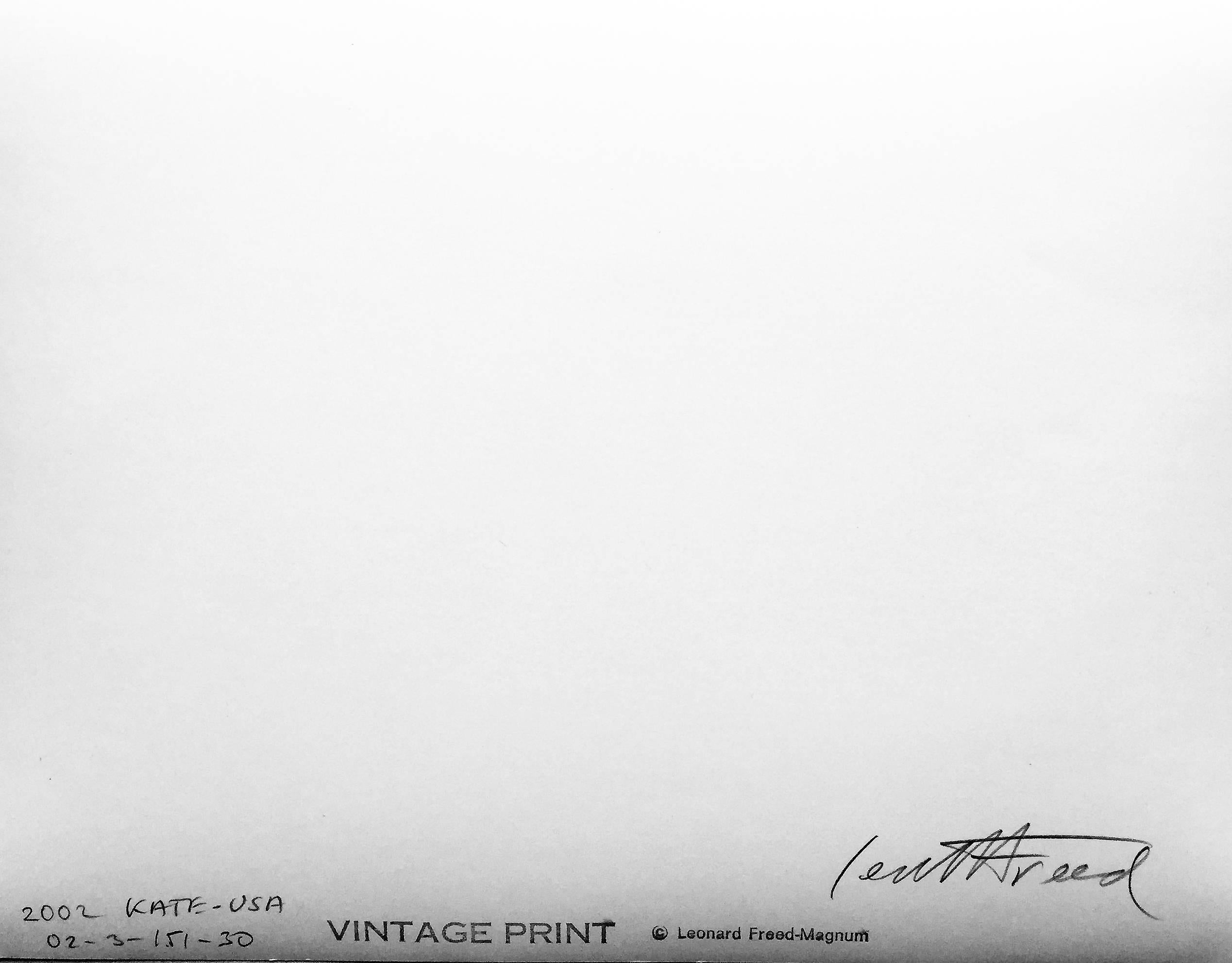 Kate n°4, photographie vintage noire et blanche d'un nu sculptural - Photograph de Leonard Freed