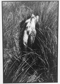 Kate n°6, photographie vintage en noir et blanc d'un nu dans la nature