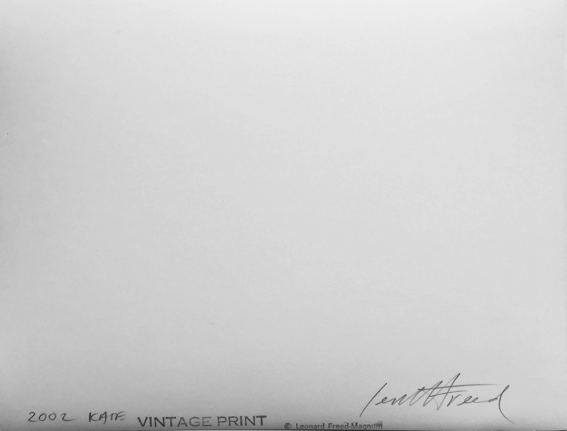 Nu féminin sculptural, photographie de femme en noir et blanc, Kate #8 - Photograph de Leonard Freed