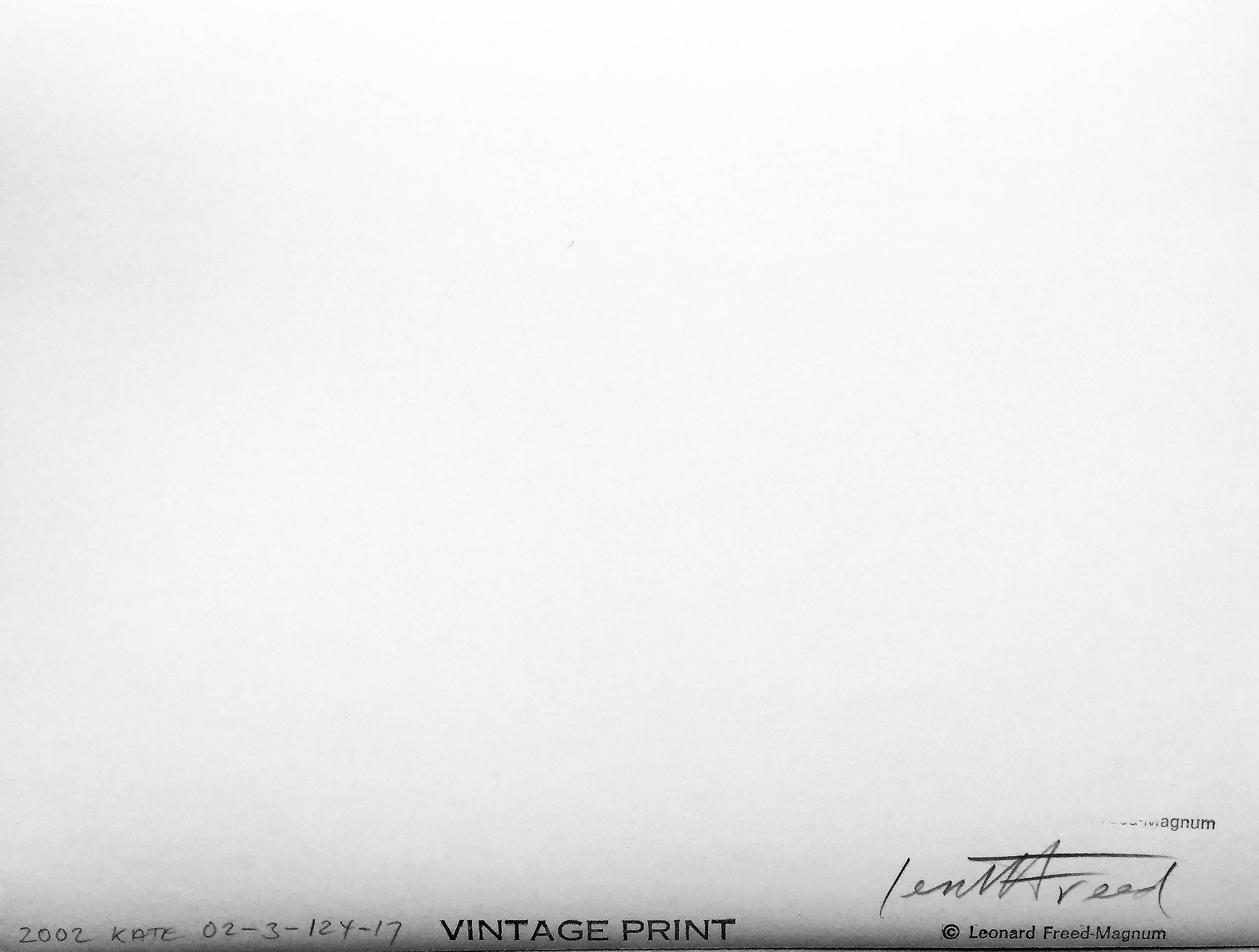 Female Nude, Golden Gate Bridge, Schwarz-Weiß-Porträtfotografie, Kate #15 – Photograph von Leonard Freed