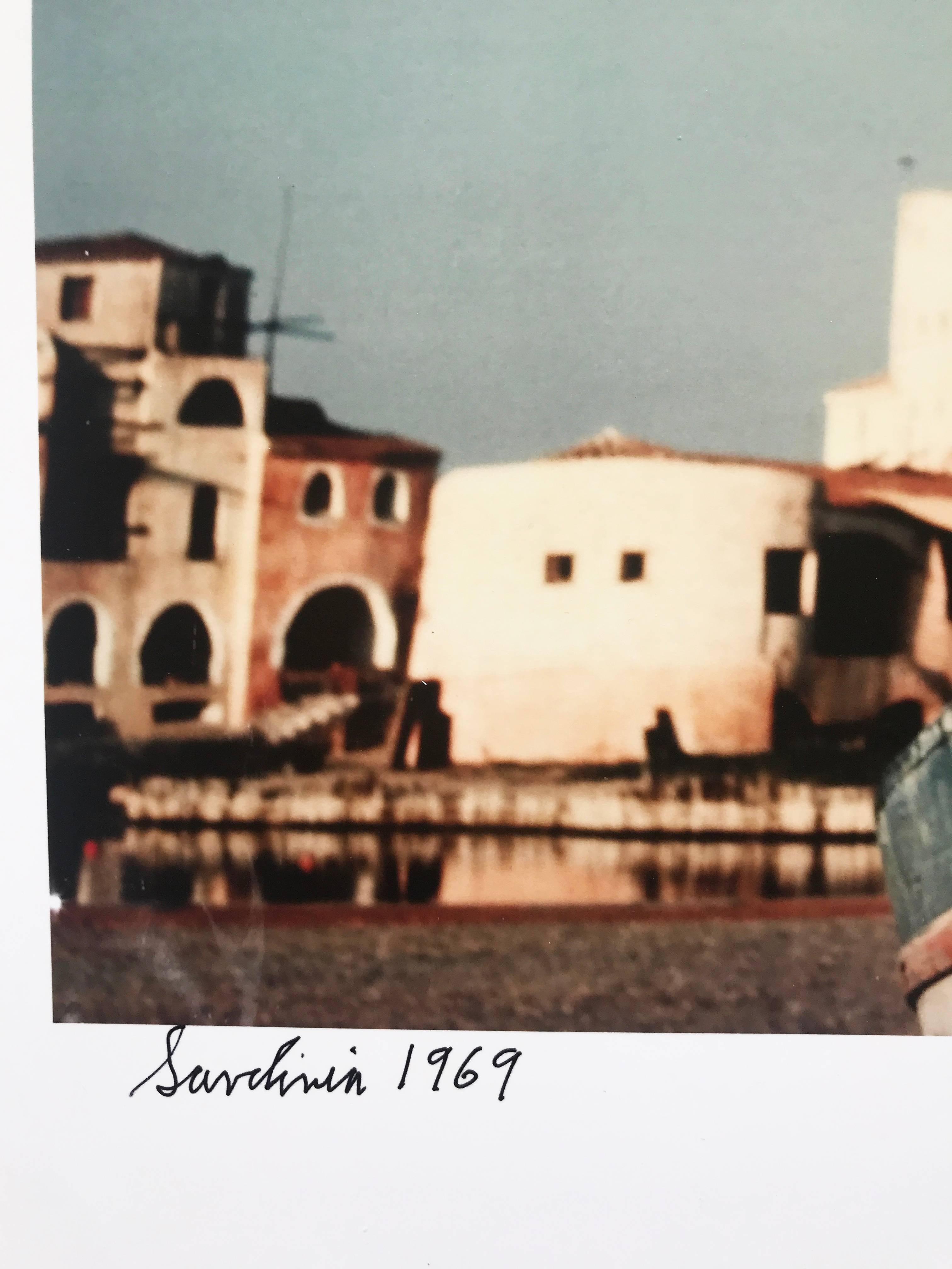 Sardinien, Italien, zeitgenössische Farbmodefotografie 1960er Jahre – Photograph von Ormond Gigli
