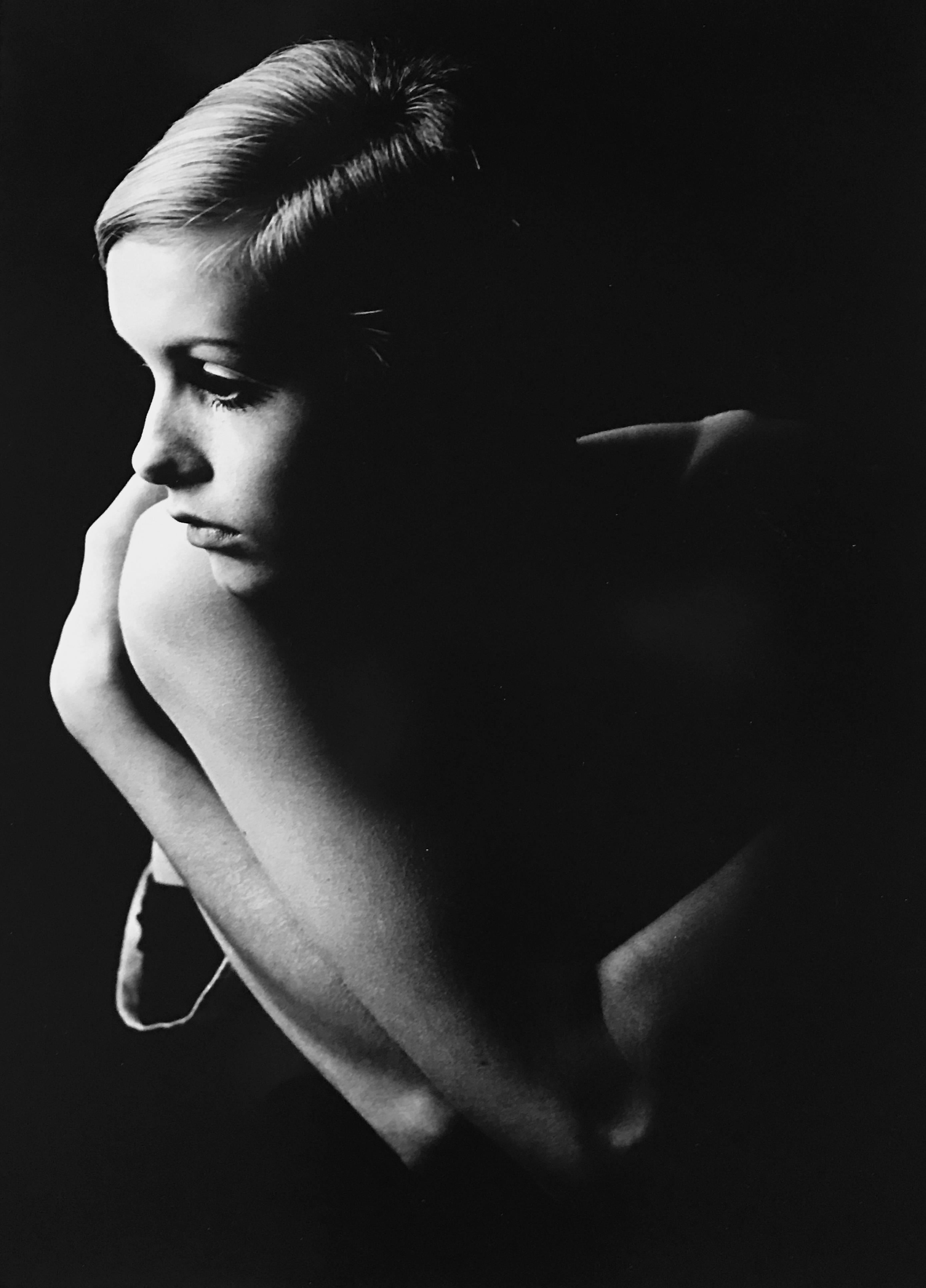 Burt Glinn Portrait Photograph - Twiggy, London, Black and White Fashion Photography 1960s Top Model Britain 