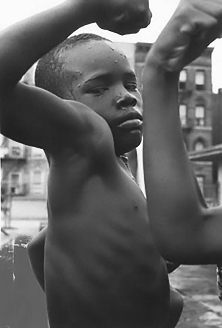 Muscle Boy, Harlem, Schwarz-Weiß-Fotografie 1960s African American Children 