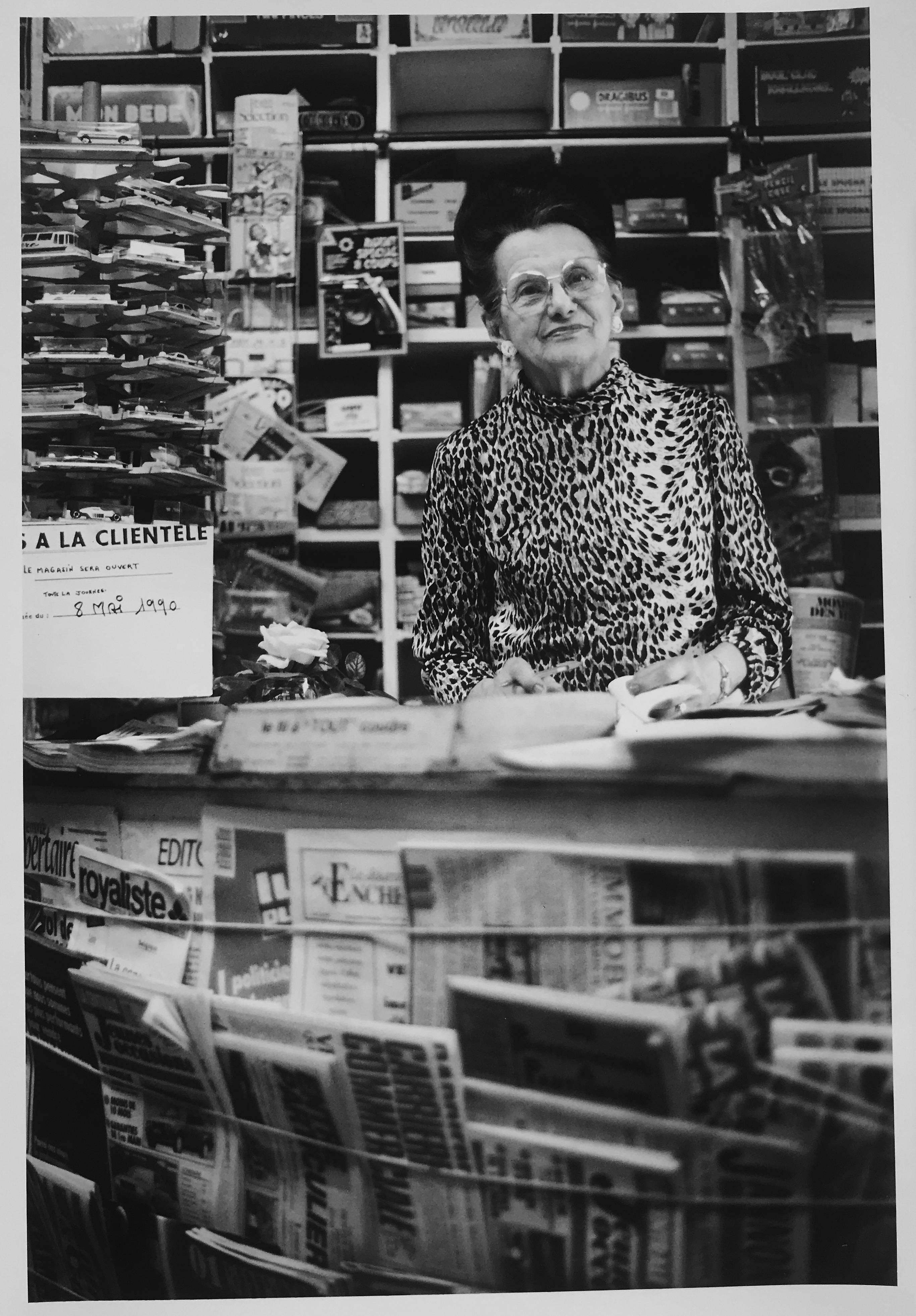 Shopkeeper, Schwarz-Weiß-Streetfotografie Paris, Frankreich – Photograph von Roberta Fineberg