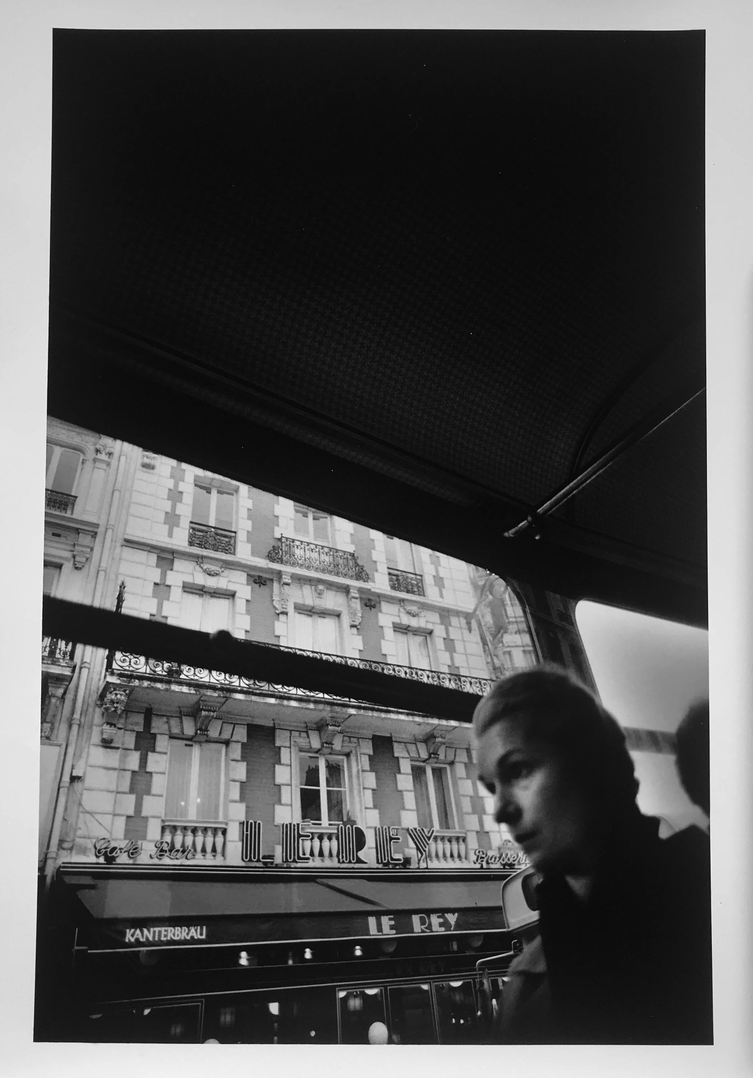 Paris, Frankreich, Städte, Schwarz-Weiß-Fotografie, Busfahrt von Roberta Fineberg im Angebot 1