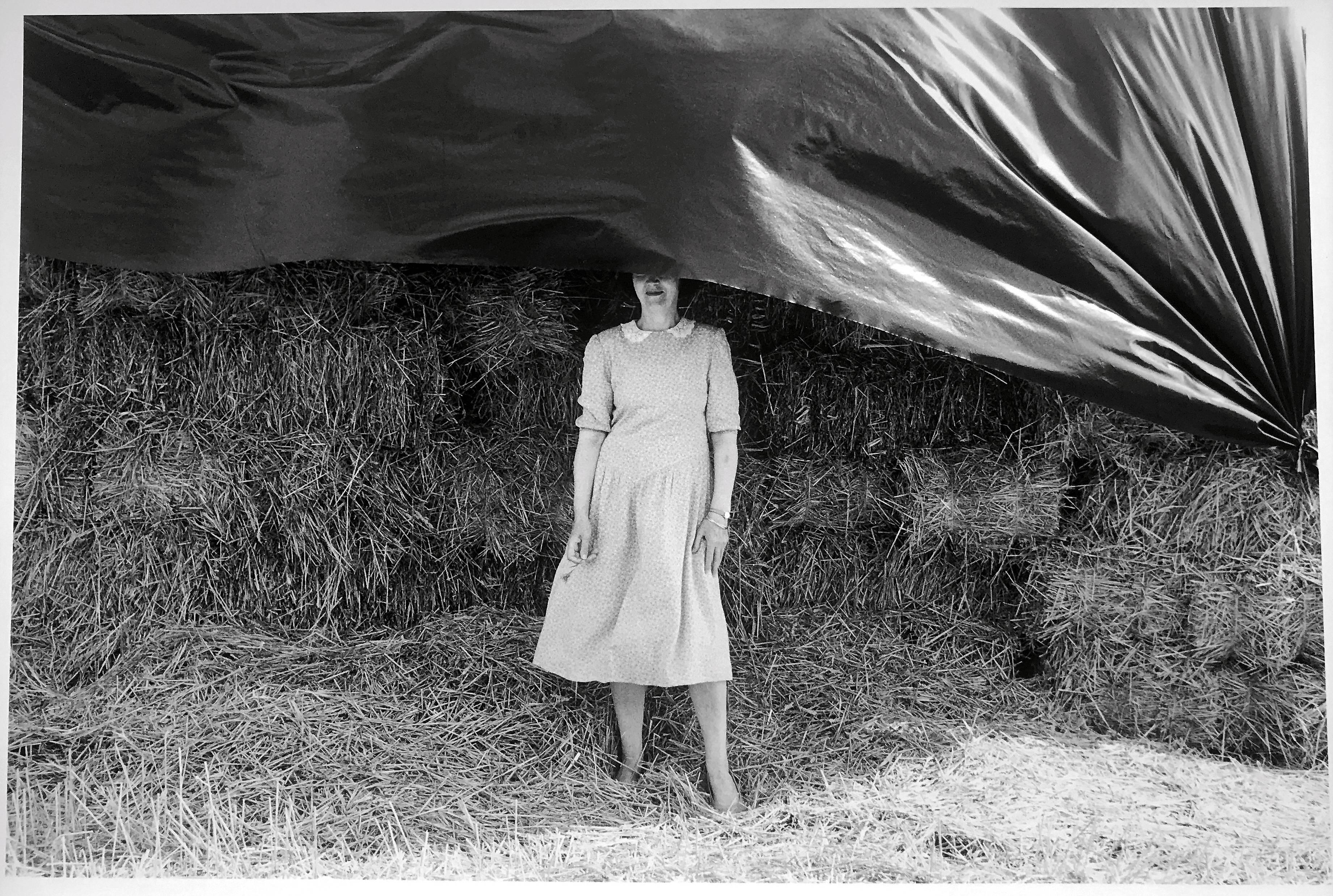 In the Country, Schwarz-Weiß-Porträt einer Frau in französischer Landschaft – Photograph von Roberta Fineberg