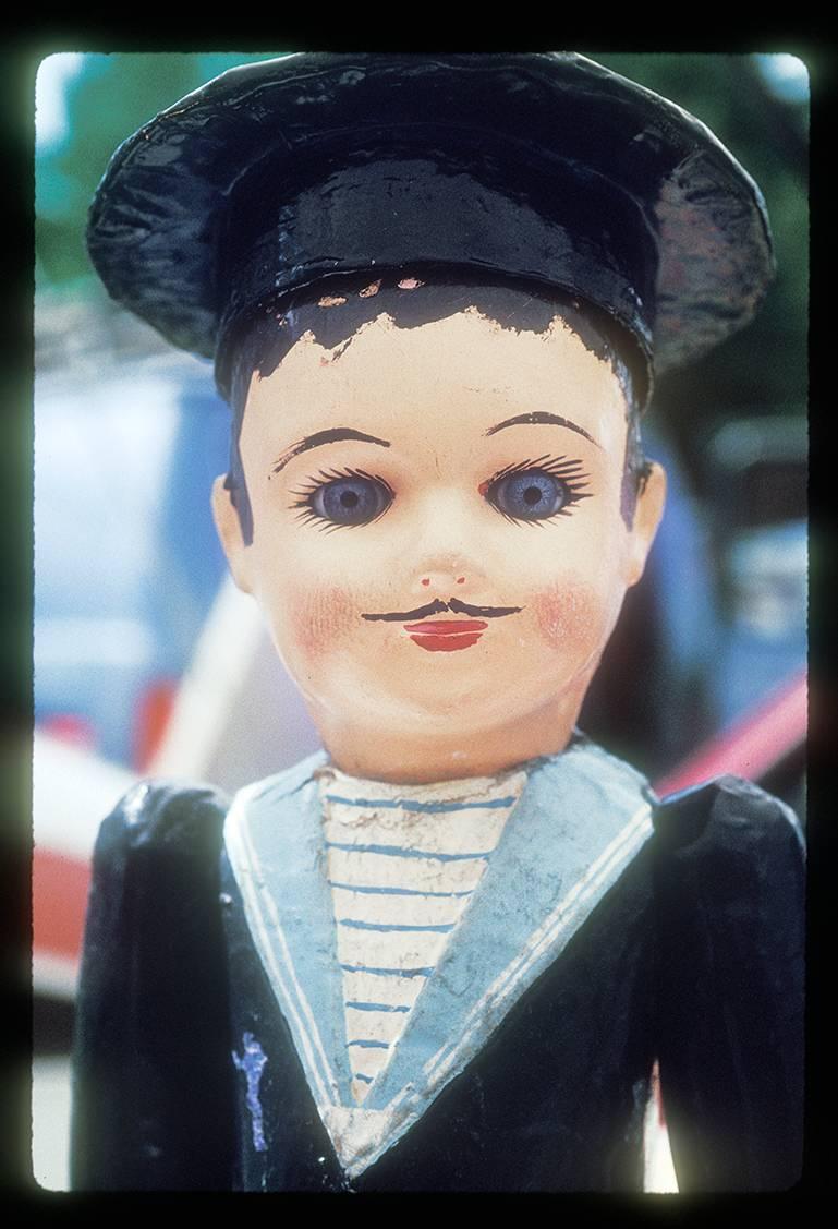 Lucille Khornak Color Photograph – Puppen Doll Nr. 1 „Pierre“ (Ausgabe 1/25)