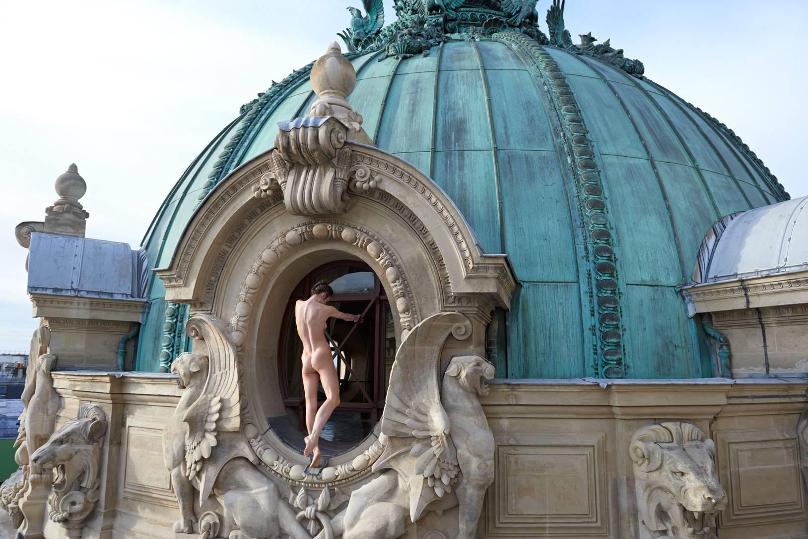 Sonia Sieff Portrait Photograph - Sur les toits de l'Opéra, Paris