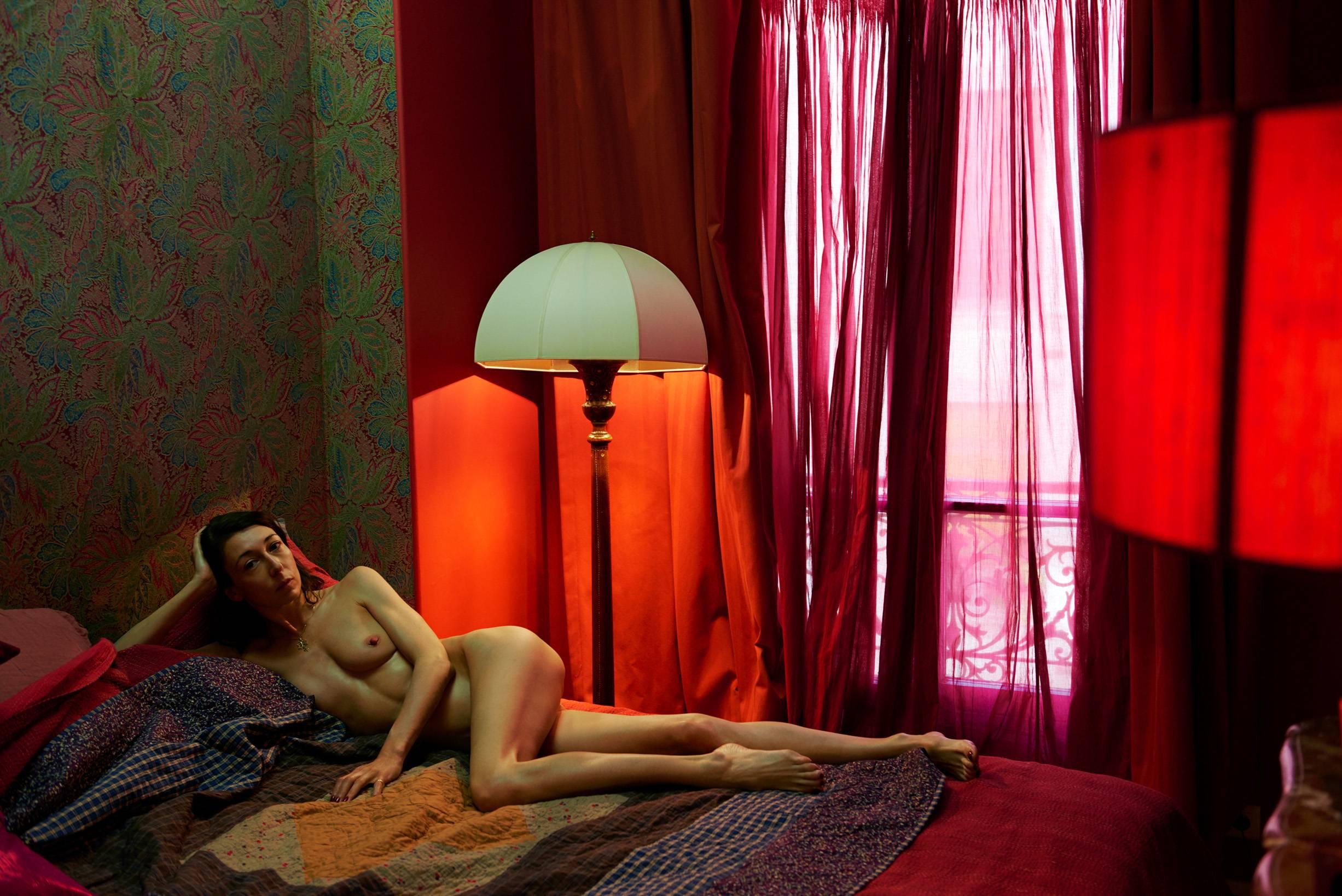 Sonia Sieff Portrait Photograph – La chambre rouge, Paris, Paris