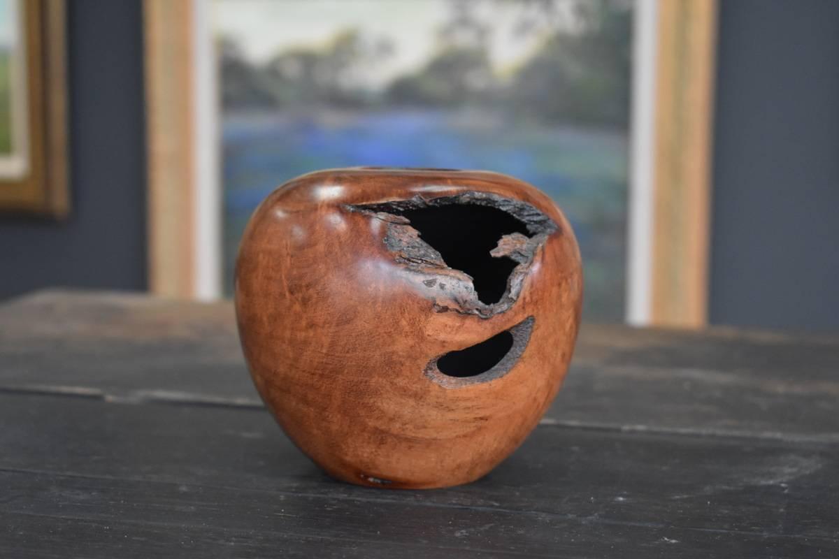 Carmie  (Né en 1959) Vase/bol de forme creuse en mesquite rustique  Hauteur 4.5
