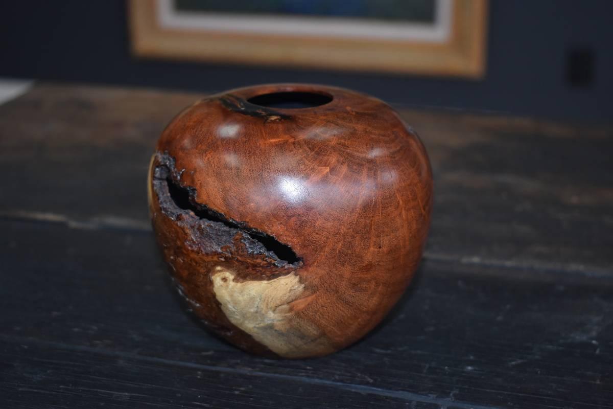 Vase/bol en forme de creux Mesquite.  Turnage du bois d'art naturel - Moderne Art par Carmie
