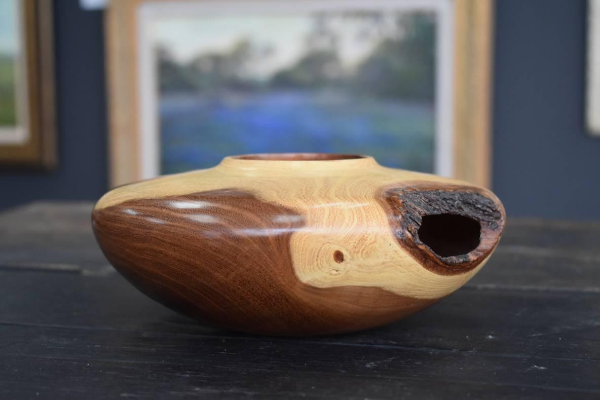Carmie  (1959-)  Forma Hueca Mesquite  Altura 2,5''  Diámetro 7,5
Bio
Carmie (1959-) 
Wood Turner Carmie K. Acosta nació y creció en San Antonio. De día trabaja como químico orgánico sintético especializado en la síntesis de esteroides. Su incursión