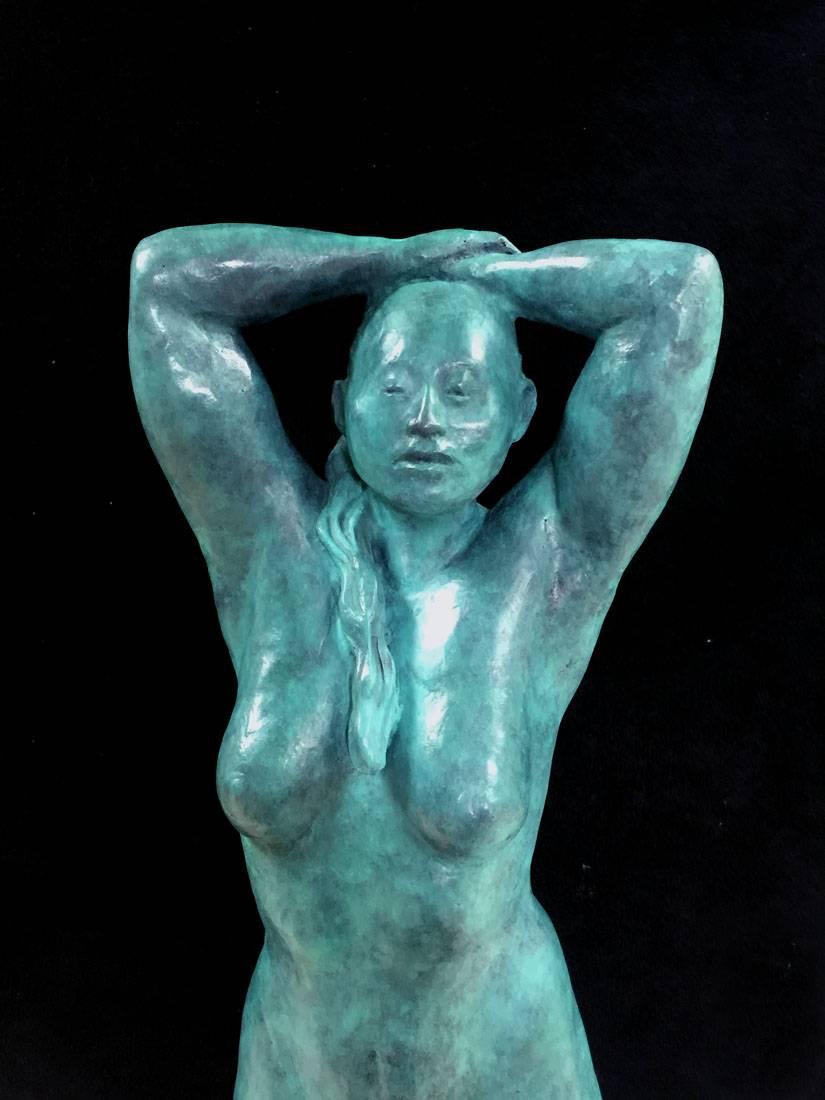 „“Der Badende“  Bronzefarbener mexikanischer Badewanner in Nackt – Sculpture von Alberto Saucedo
