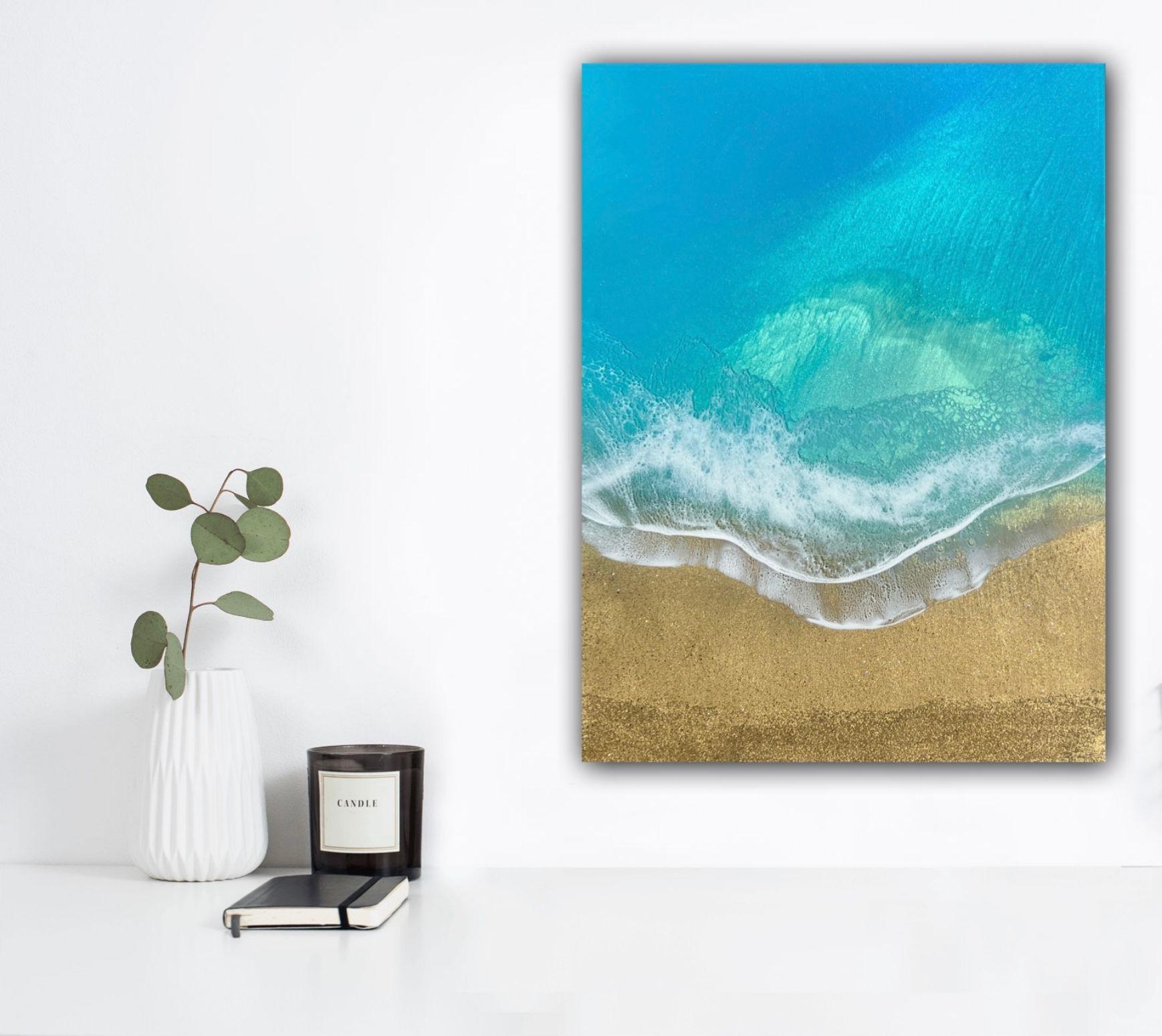 Peintures uniques de l'océan et de la plage avec du sable doré et des vagues écumantes, inspirées par les îles Turks et Caicos.  Peinture d'un paysage marin avec une plage de sable doré et des vagues écumantes.  Différentes nuances de bleu, de