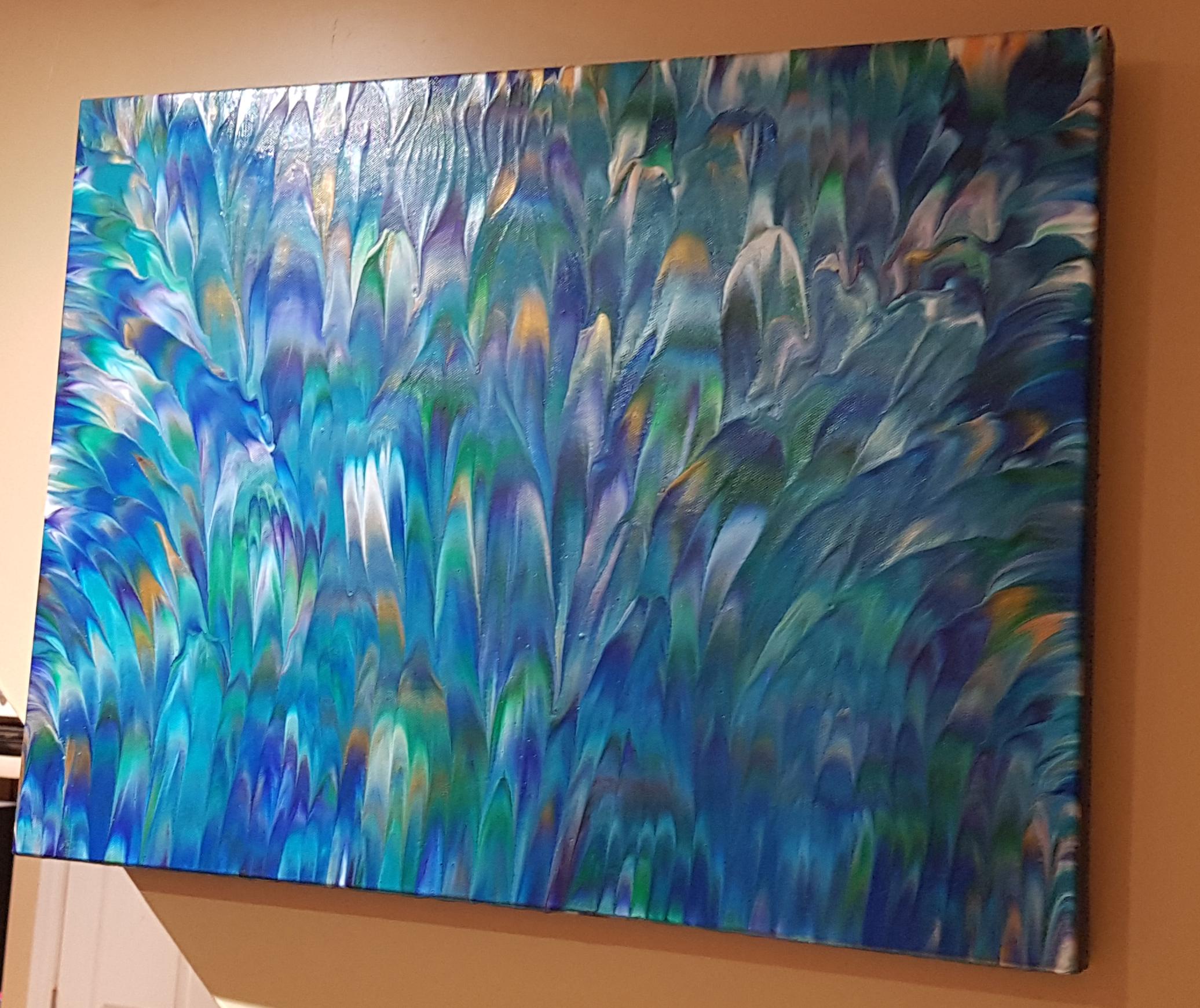 Peacock II ist ein Originalgemälde des abstrakten Expressionismus mit kühnen Farbstrichen und Farben, die Pfauenfedern ähneln. Das analoge Farbschema aus violetten, grünen und tiefblauen Farbtönen sorgt für einen kühlen, beruhigenden Effekt.   