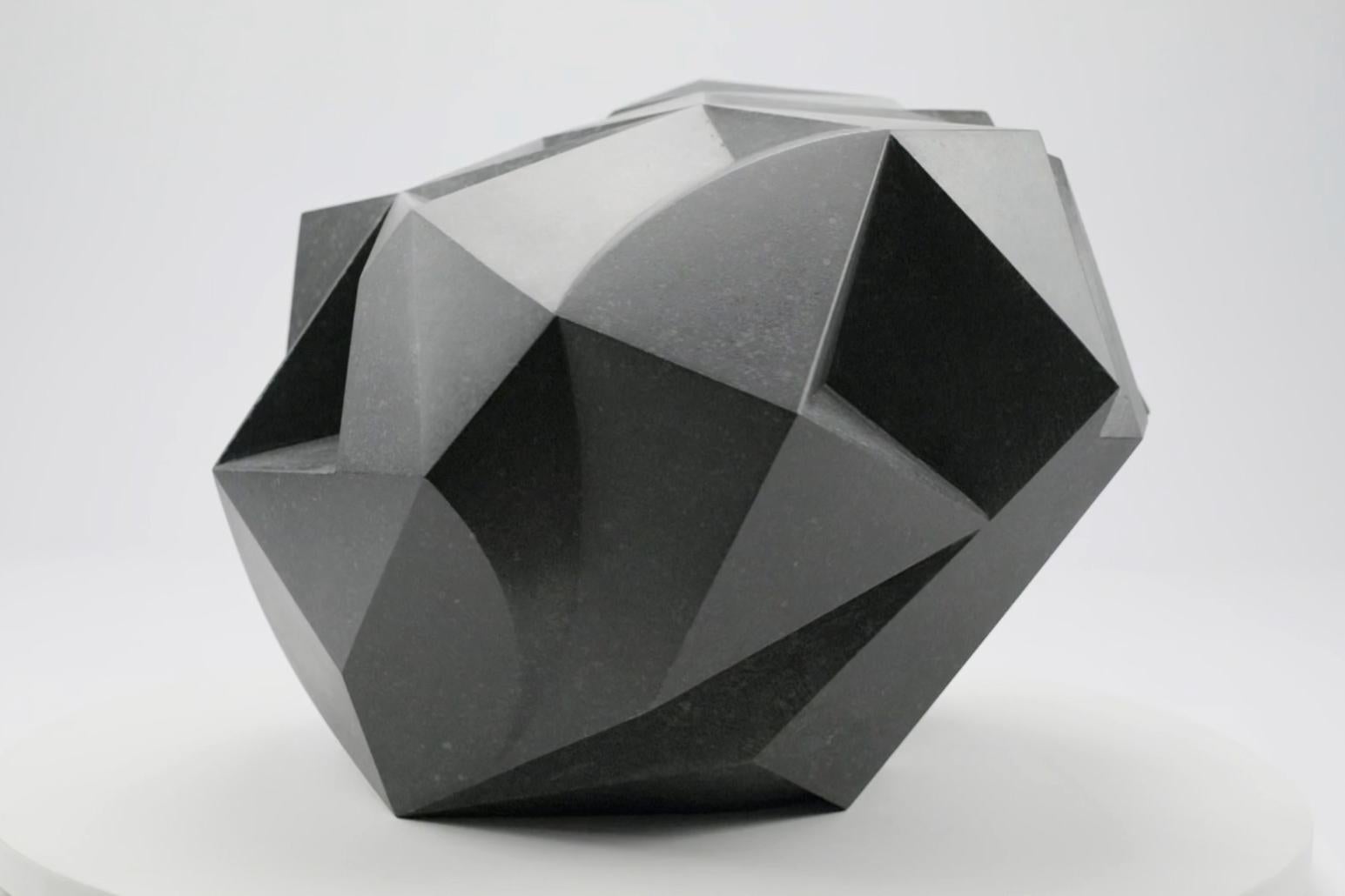 Caniform de Richard Perry - Escultura abstracta, piedra caliza azul irlandesa, geométrica en venta 7