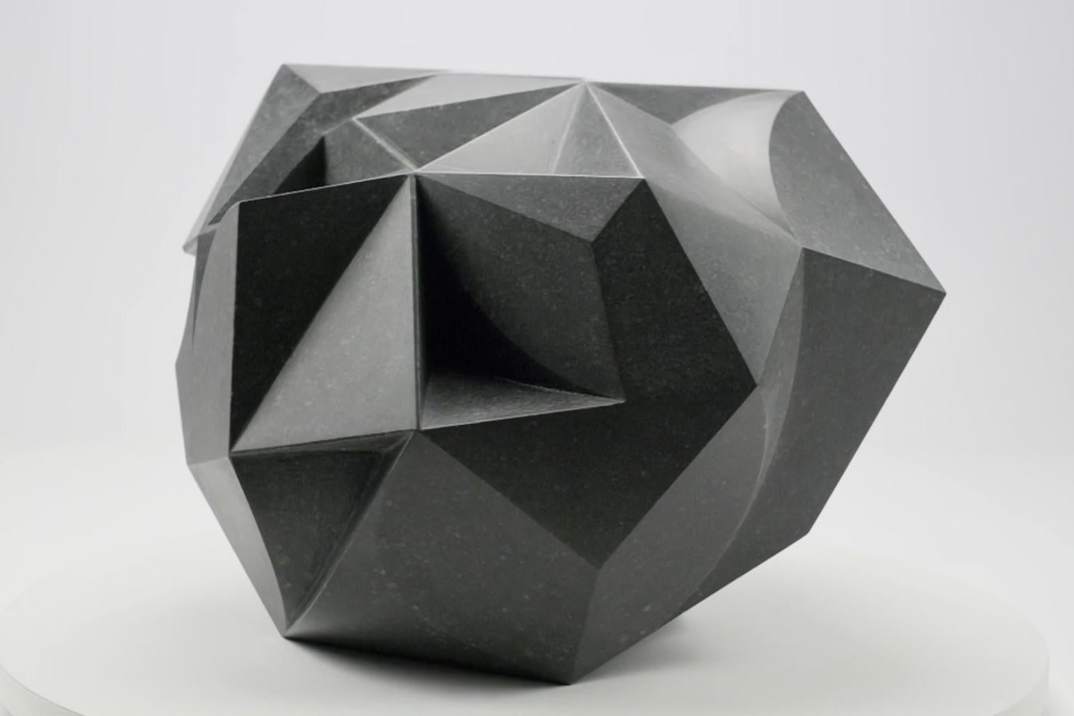 Caniform de Richard Perry - Escultura abstracta, piedra caliza azul irlandesa, geométrica en venta 8
