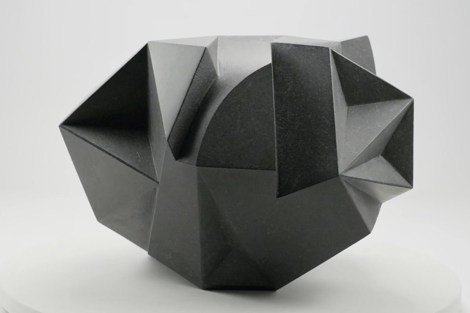 Caniform de Richard Perry - Escultura abstracta, piedra caliza azul irlandesa, geométrica en venta 6