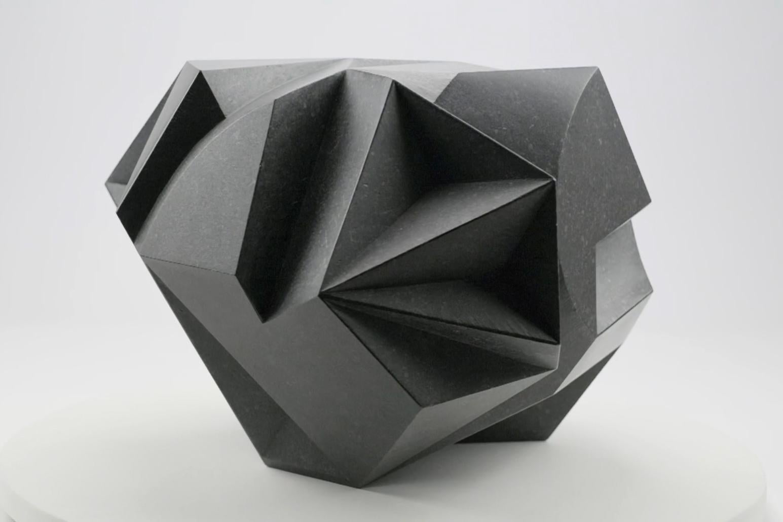 Caniform de Richard Perry - Escultura abstracta, piedra caliza azul irlandesa, geométrica en venta 5